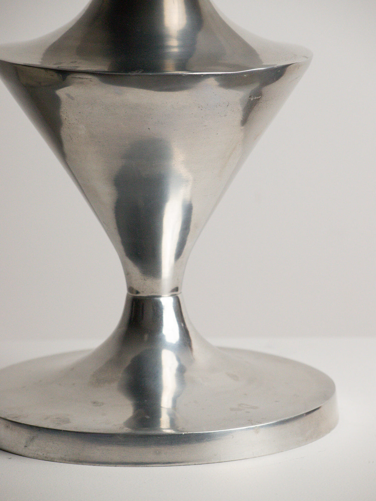 Hourglass Pedestal Stand with Lift-Off Tray, Polished Aluminium, Space Age 1970s — close-up