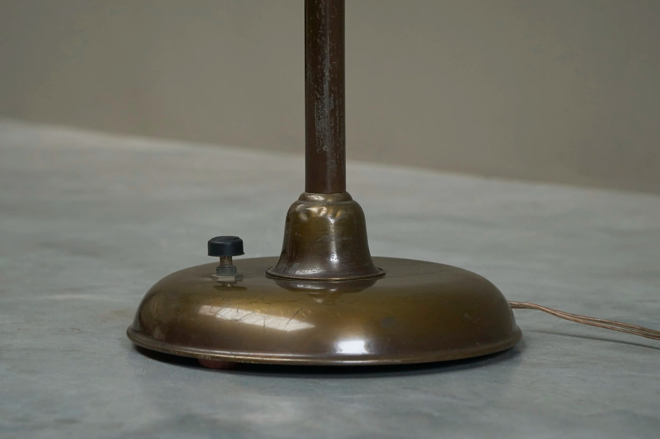 Very Elegant Art Deco Floor Lamp in Patinated Brass and Nickel Plated Brass 1930s — additional view