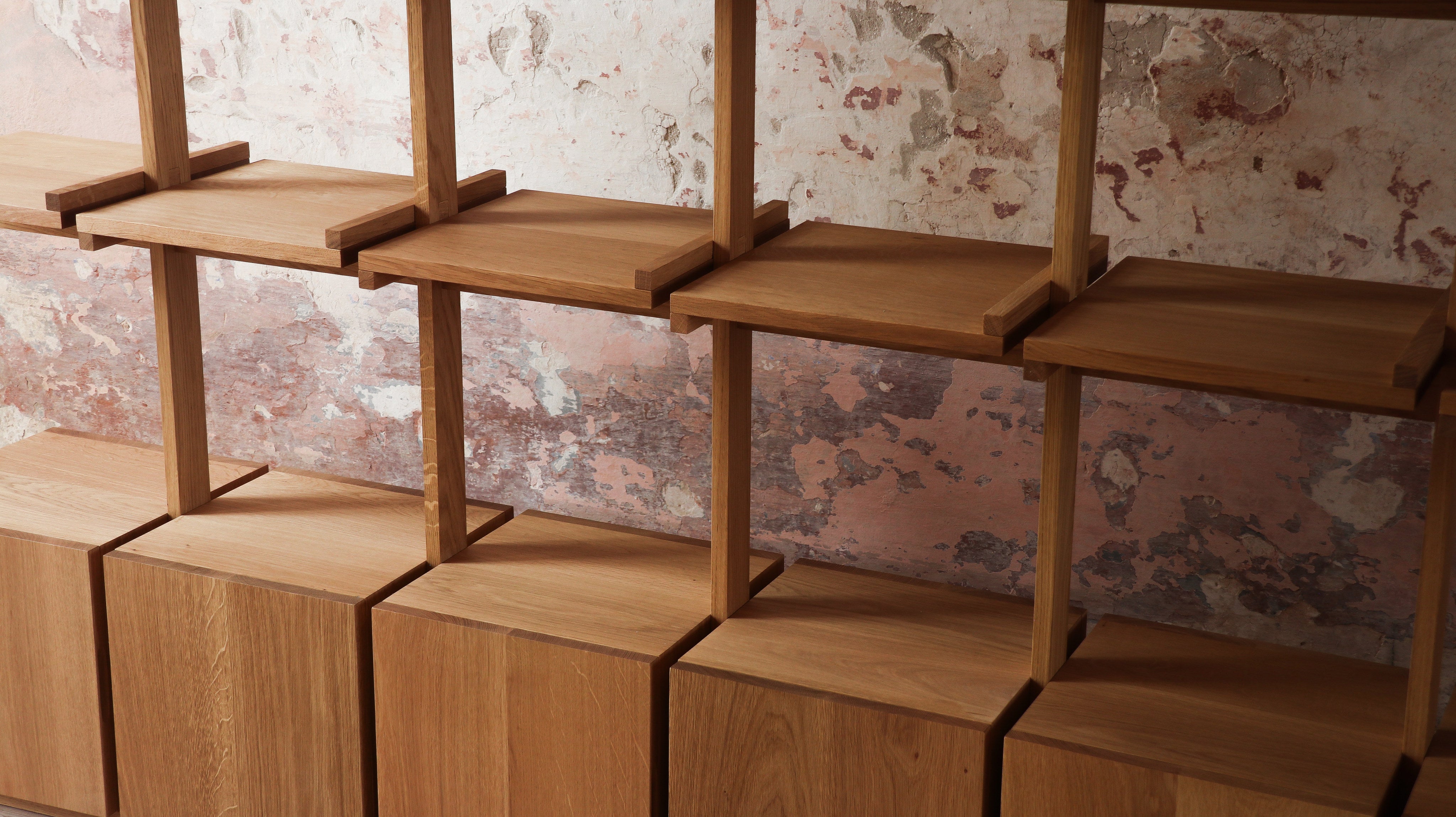 Veliero bookshelf modular oak shelving system detail view