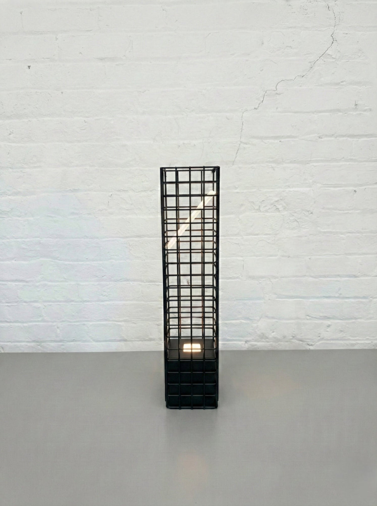 Ami Desk Lamp in Steel Mesh and Glass — detail view
