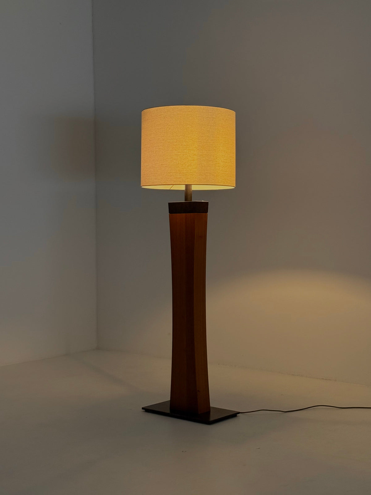 Italian Mid Century teak floor lamp — view 10