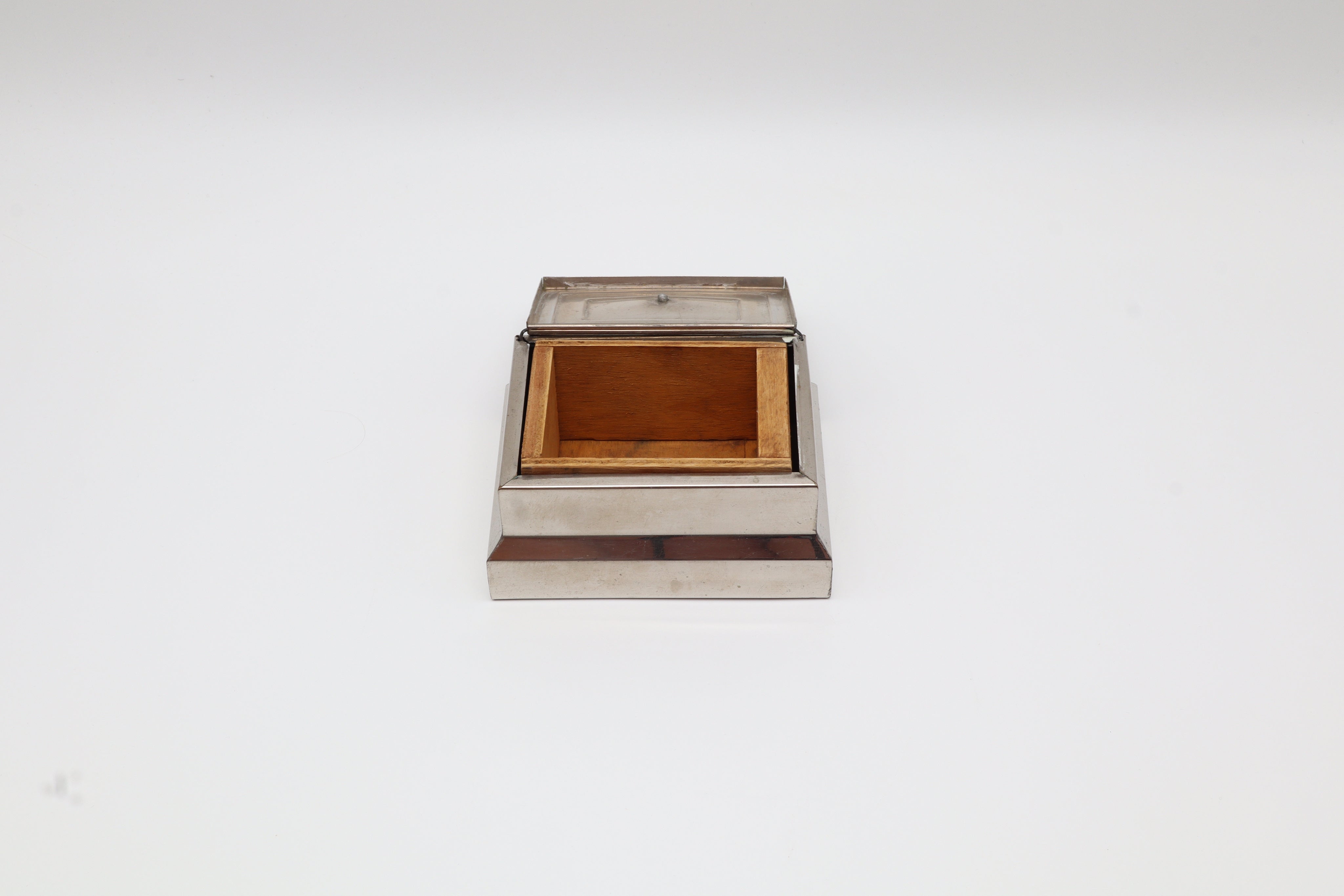 Art Deco Chrome-Plated Box with Bakelite Knob – Netherlands, c. 1930 — close-up
