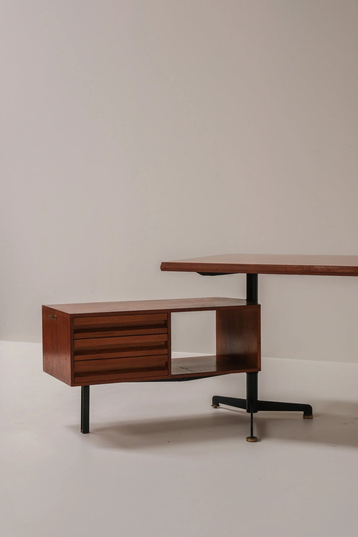 Osvaldo Borsani T95 Executive Desk for Tecno, Italy, 1956 — in context