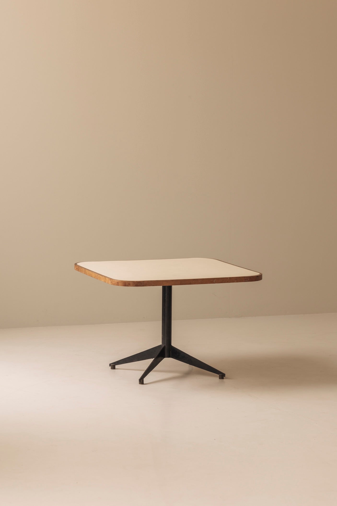 Elegant Square coffee table, Italy 1950s — detail view