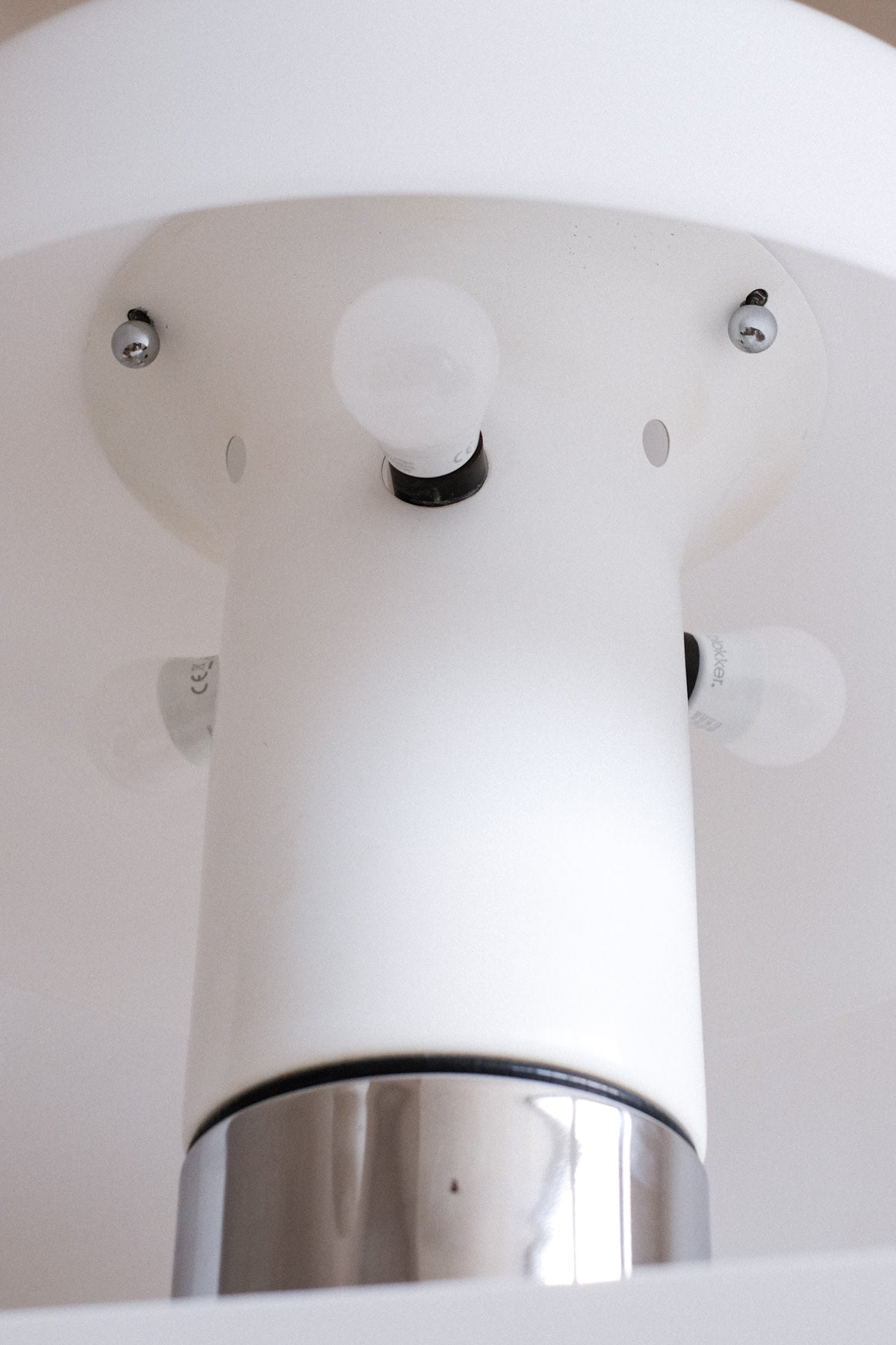 Brumbry Table Lamp by Luigi Massoni for Harvey Guzzini — close-up of white lamp base with chrome accents
