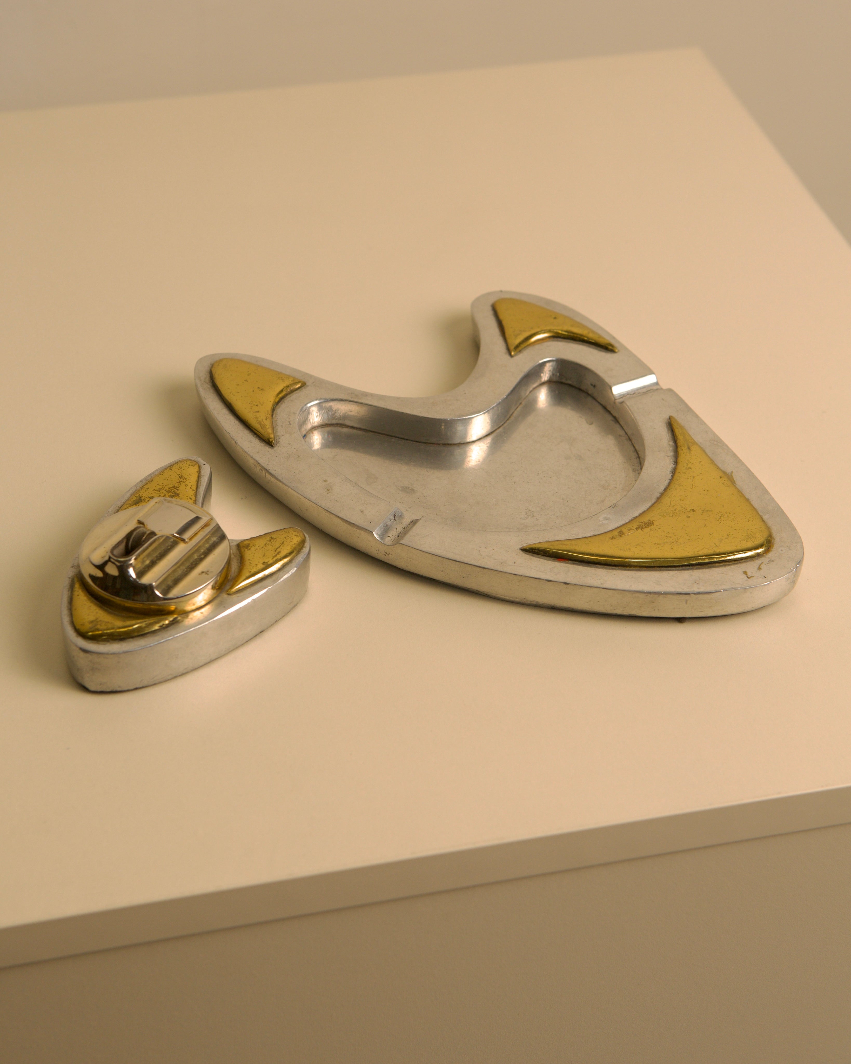 Ensemble de cendrier et briquet des années 60