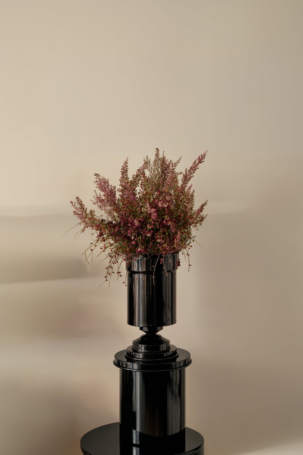 Amphora Mini Vase Holder in Varnished Aluminium - Black Glossy — detail view