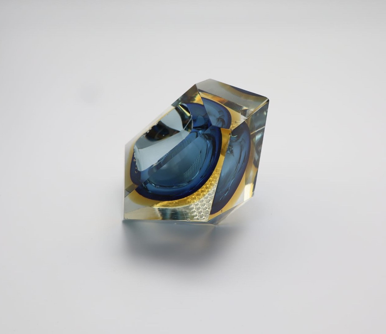 Diamond Murano Glass ashtray by Flavio Poli for Seguso 60's — close-up of blue and clear glass detail