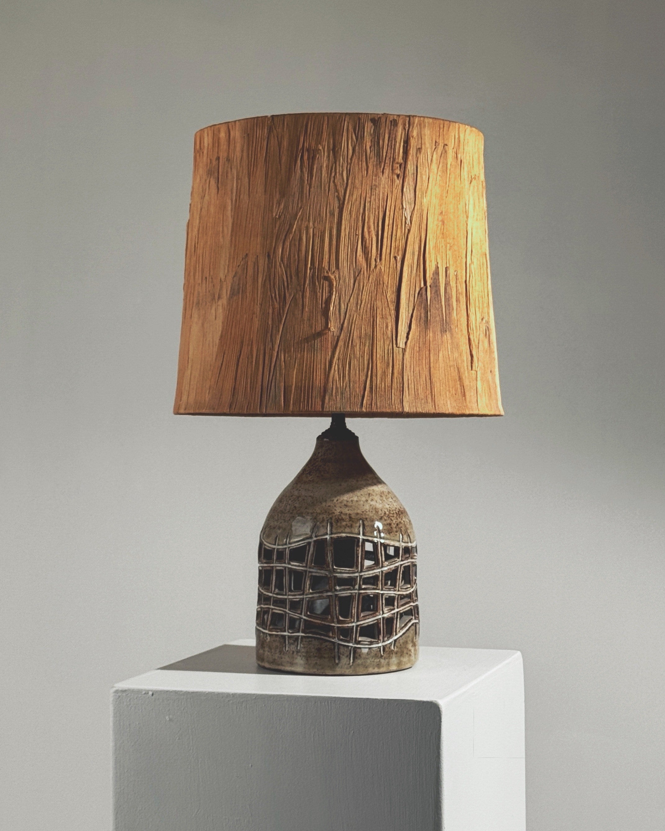 Lampe élégante ajourée par Robert Pérot, Vallauris, France, vers 1960.