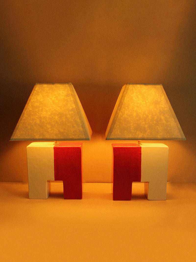 Cristo Lamp (Rojo/Hueso) — close-up of red and bone-colored base