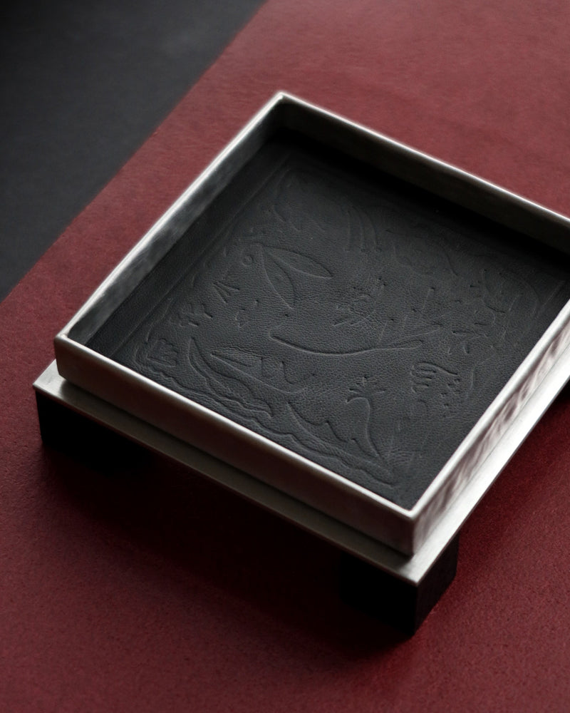 Tray Leather S — close-up of textured black leather surface