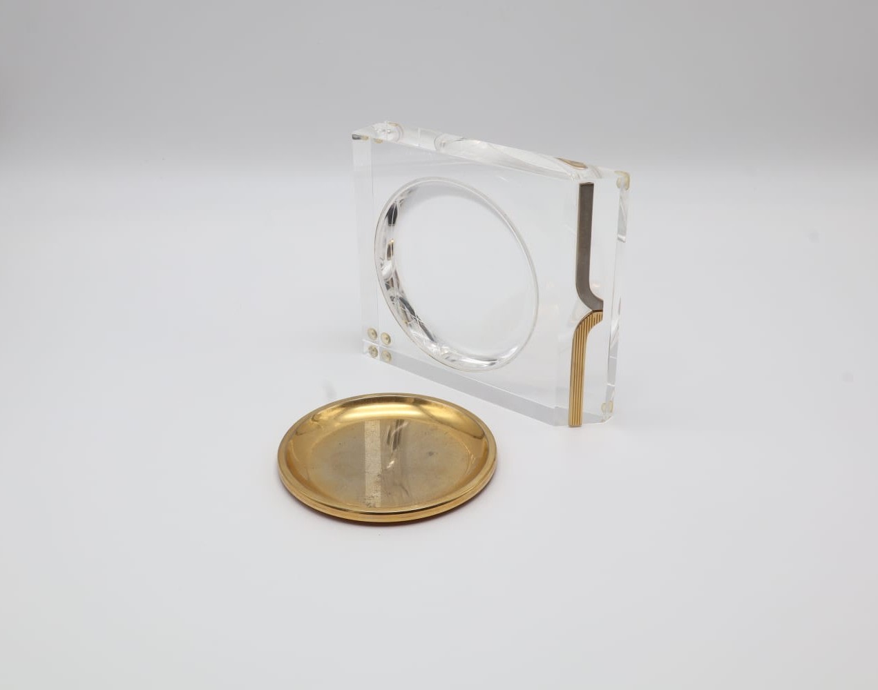 1970s Italian Vintage 'Pyramid' Vide-Poche in Lucite & Brass — detail view