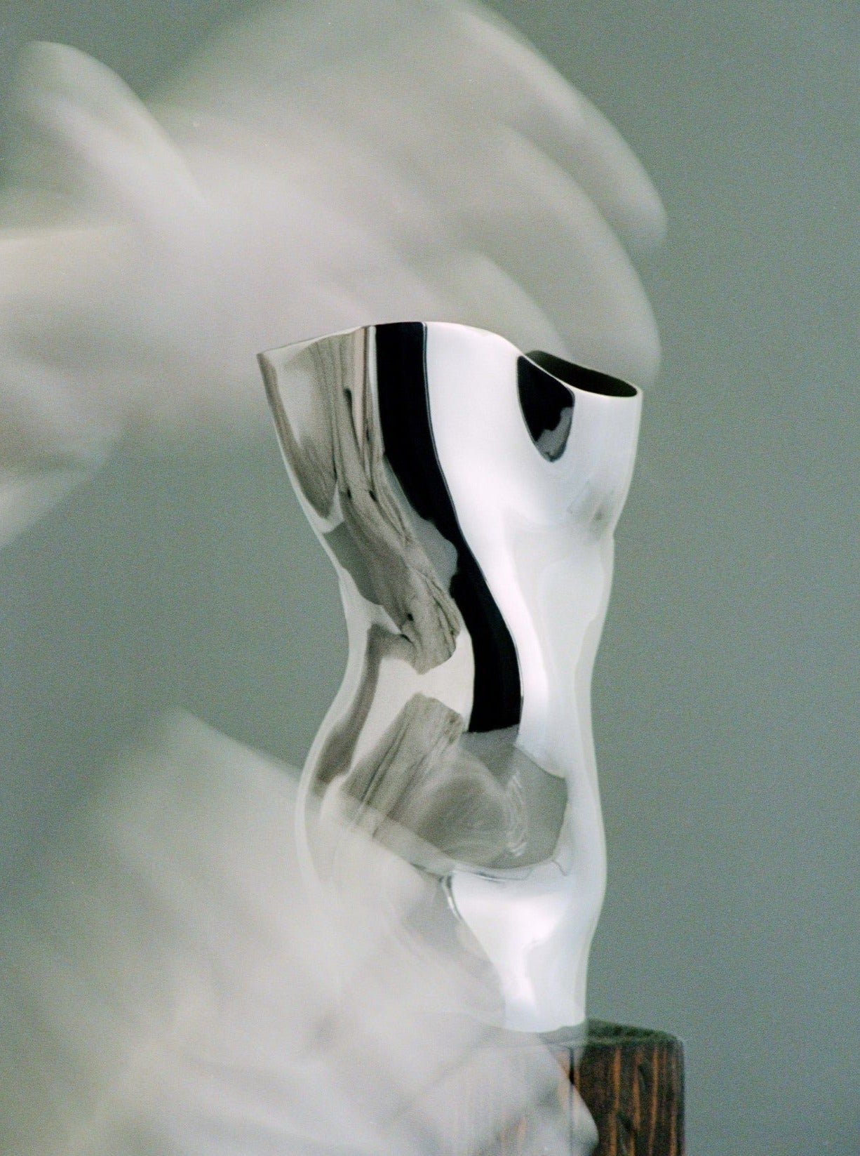 Ostrea 25 - Silver — side angle showing reflective silver surface
