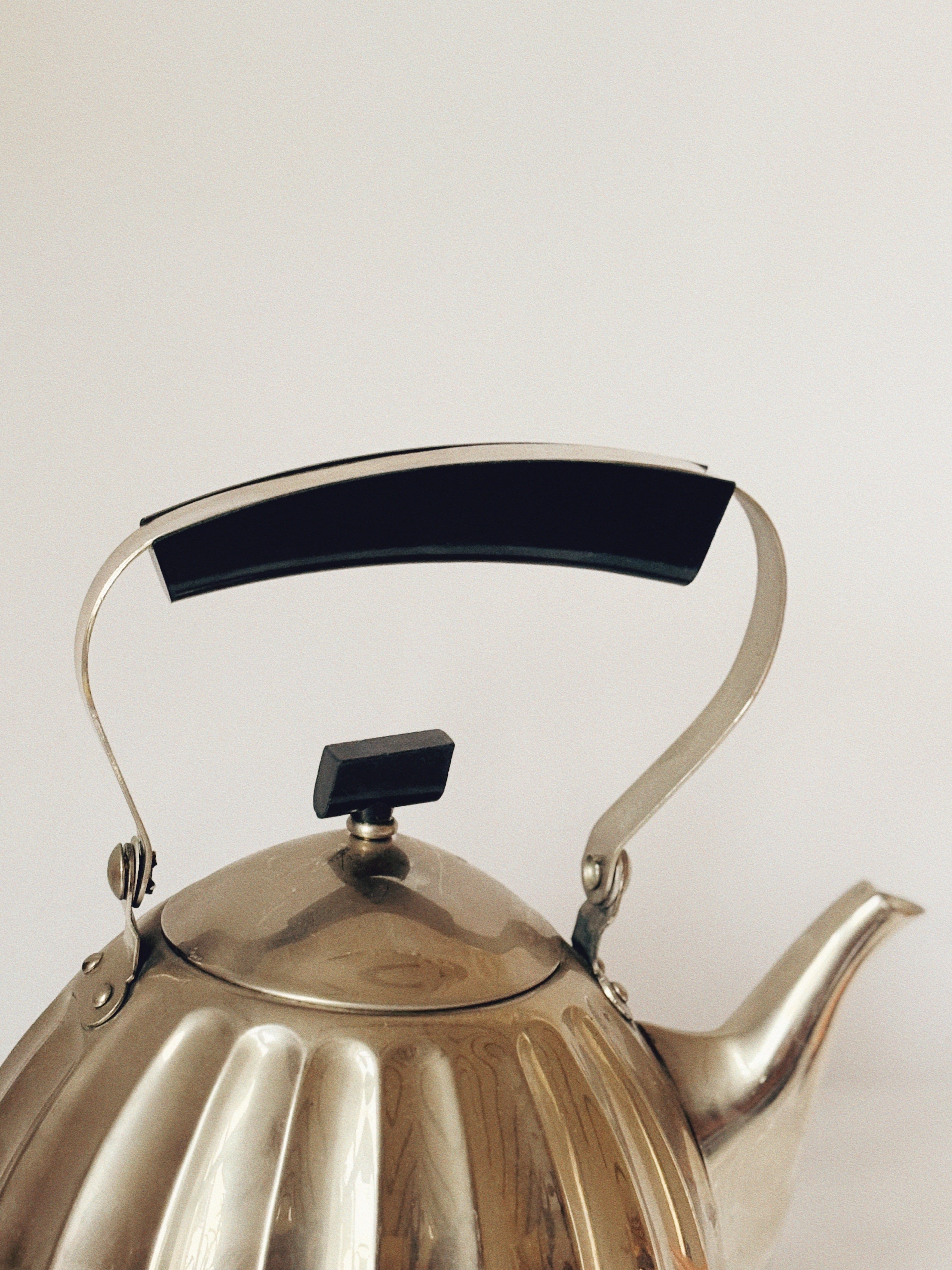 Bouilloire en métal de style mi-siècle avec poignée en bakélite, Gusev Russie