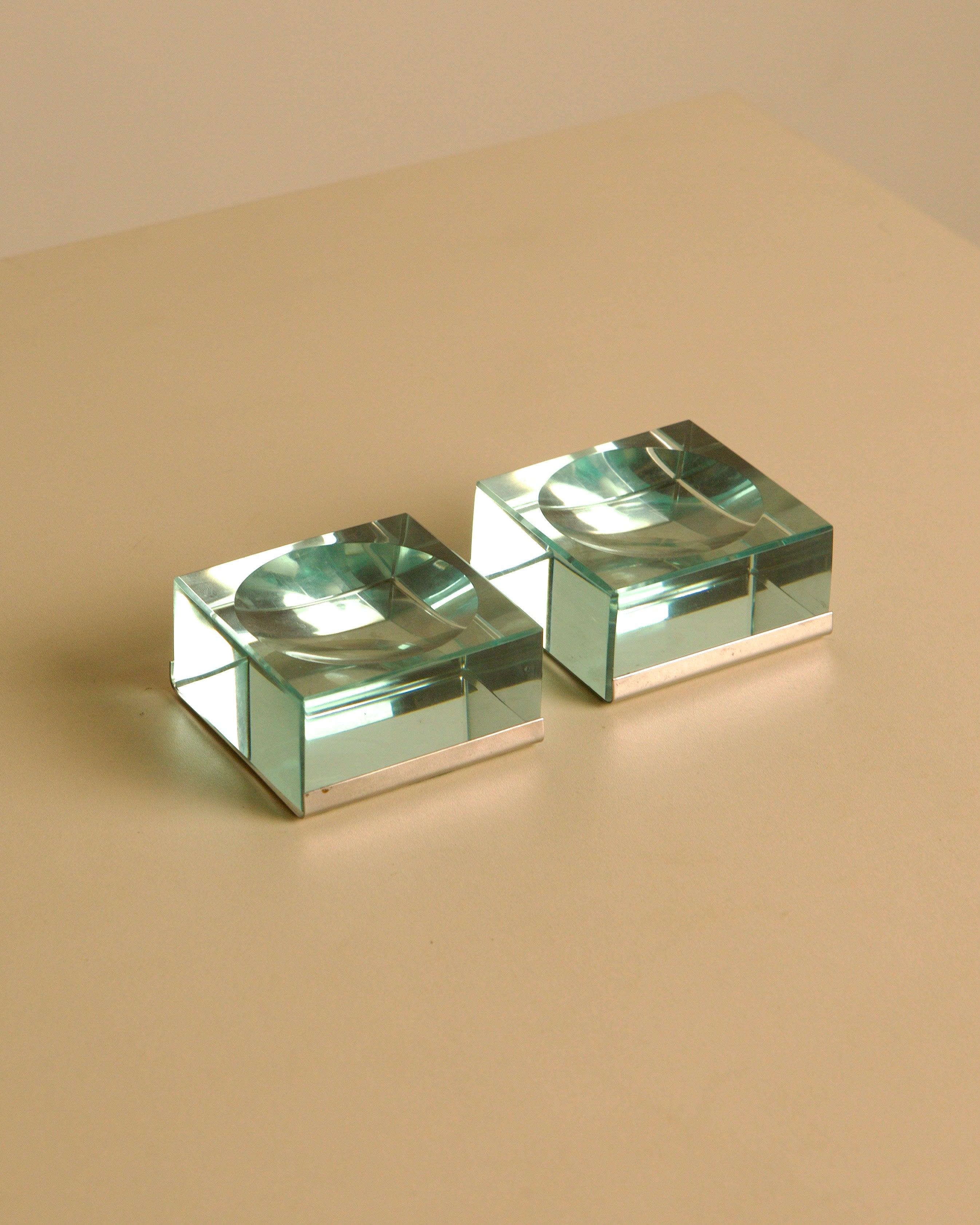 Pair of glass and metal ashtrays by Fontana Arte, 1960s by Treaptyque | The Oblist