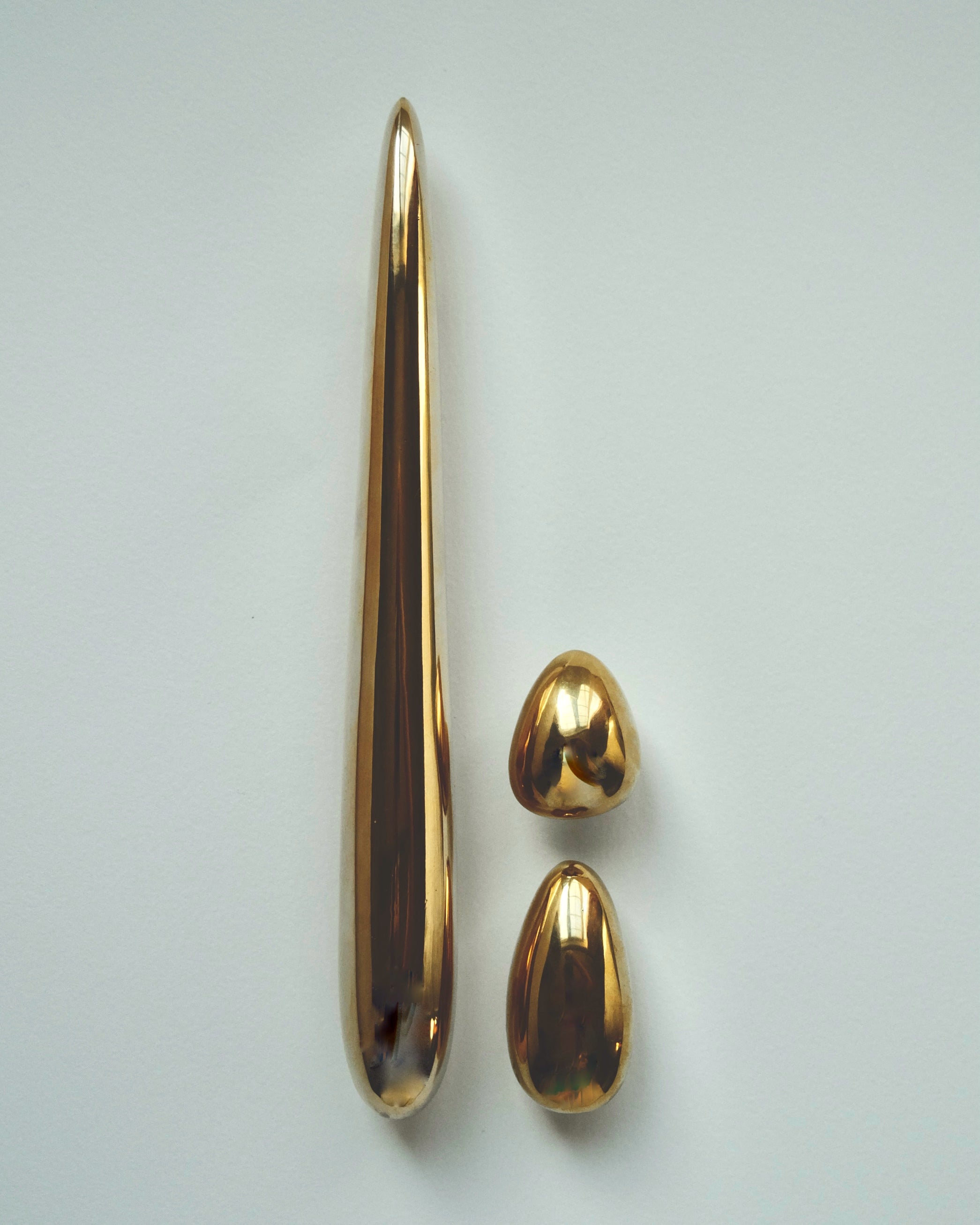 MOMI Cabinet/Appliance Pull Long — close-up of polished brass finish