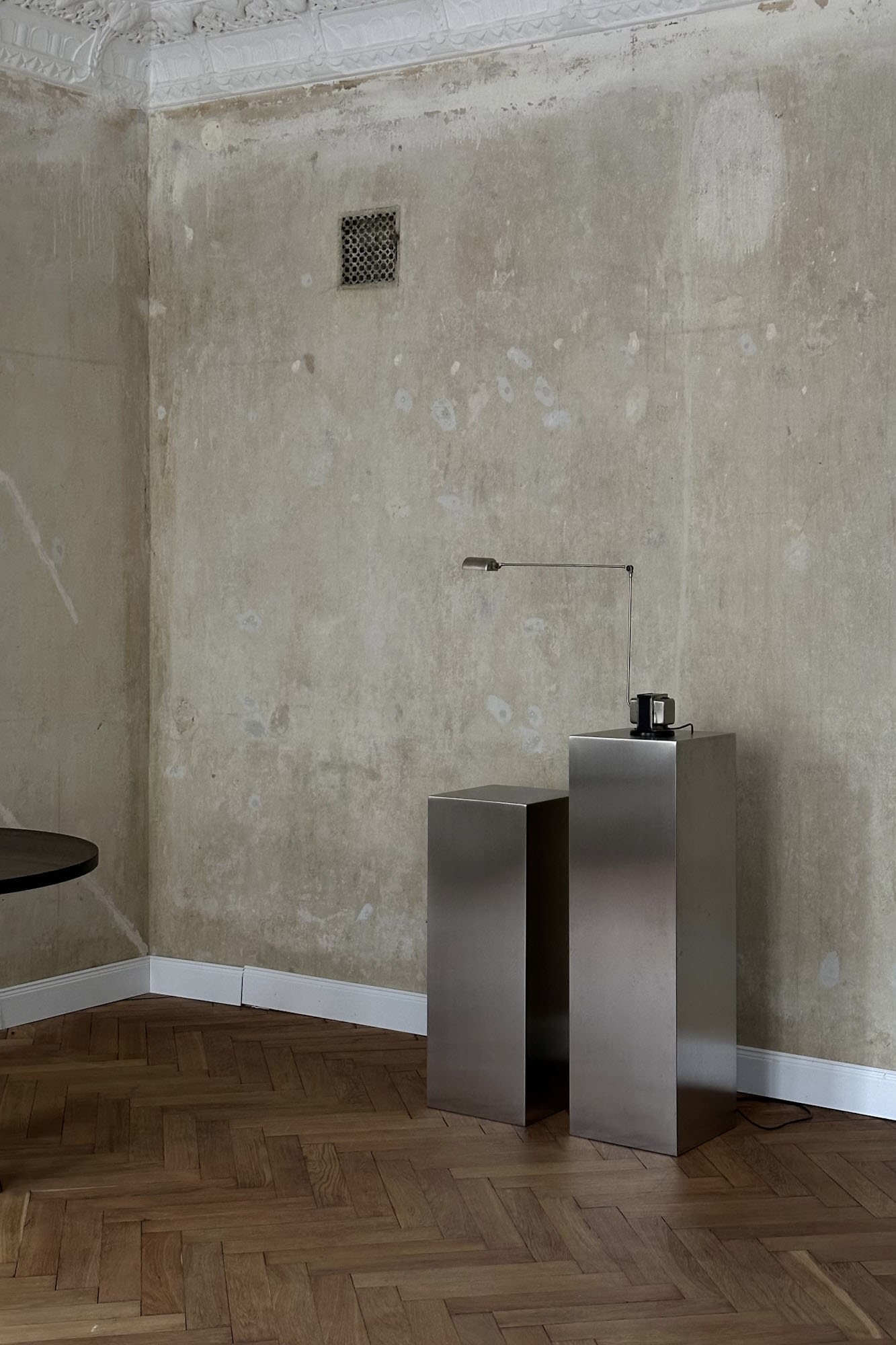 'NOSTALGIA' stainless steel pedestal — detail view
