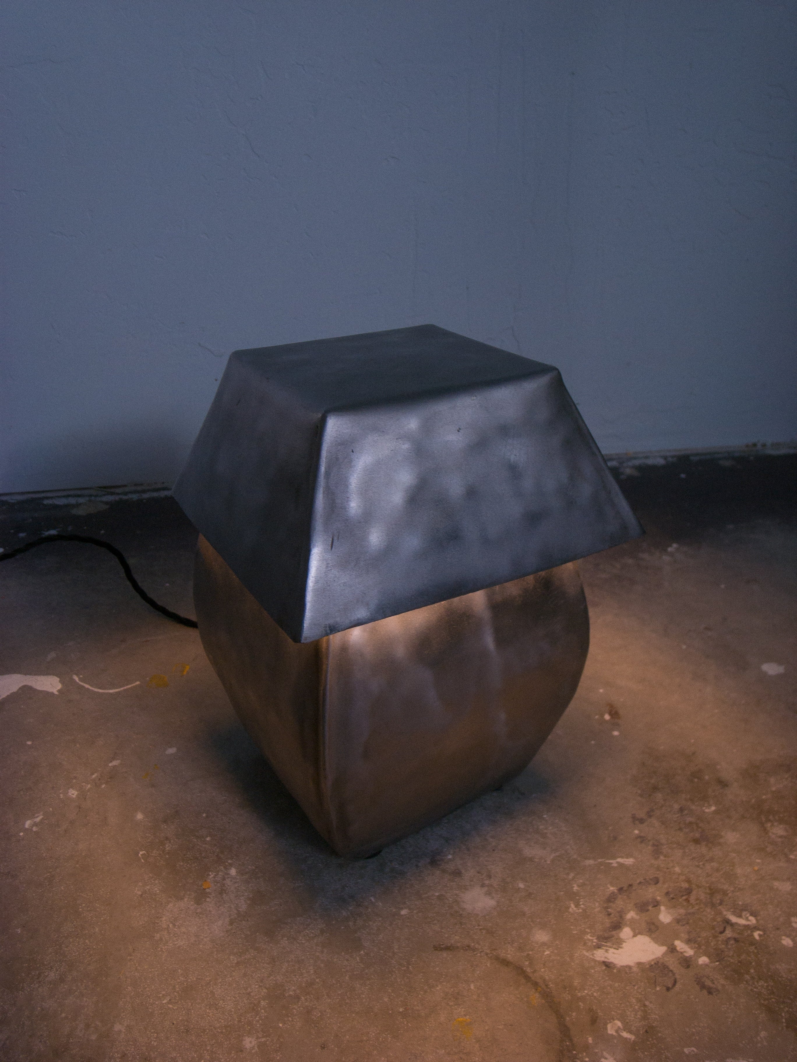 Hammered steel geometric table lamp with warm LED lighting