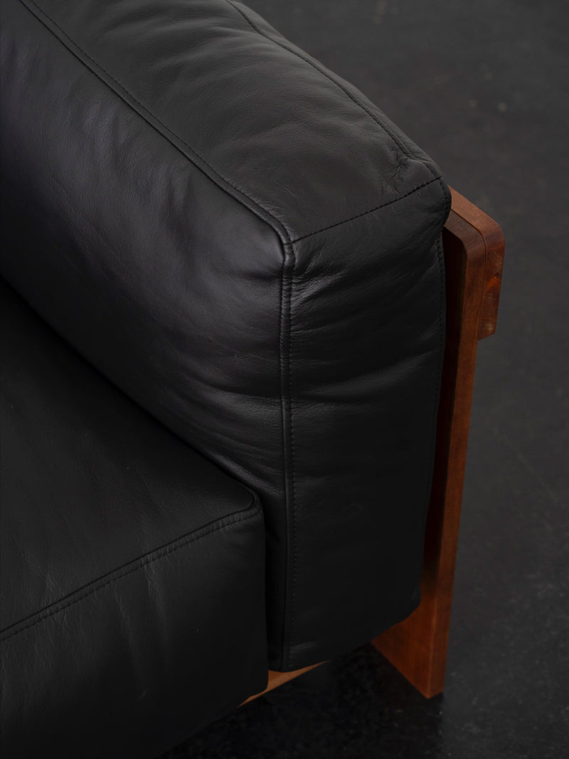 Overlap Lounge Chair | DN_S2503 — close-up of black leather cushion and wooden frame