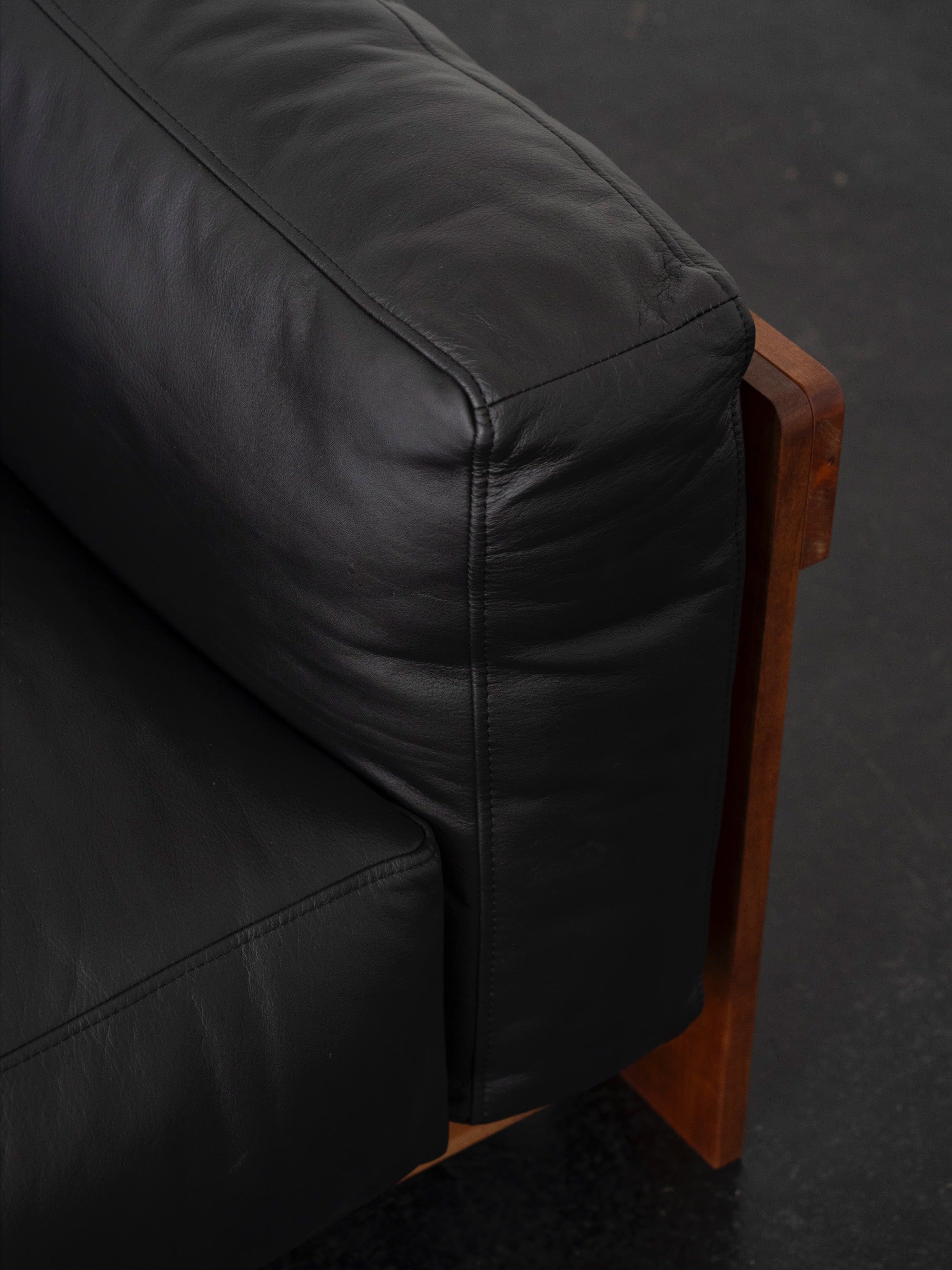 Overlap Lounge Chair | DN_S2503 — close-up of black leather cushion and wooden frame