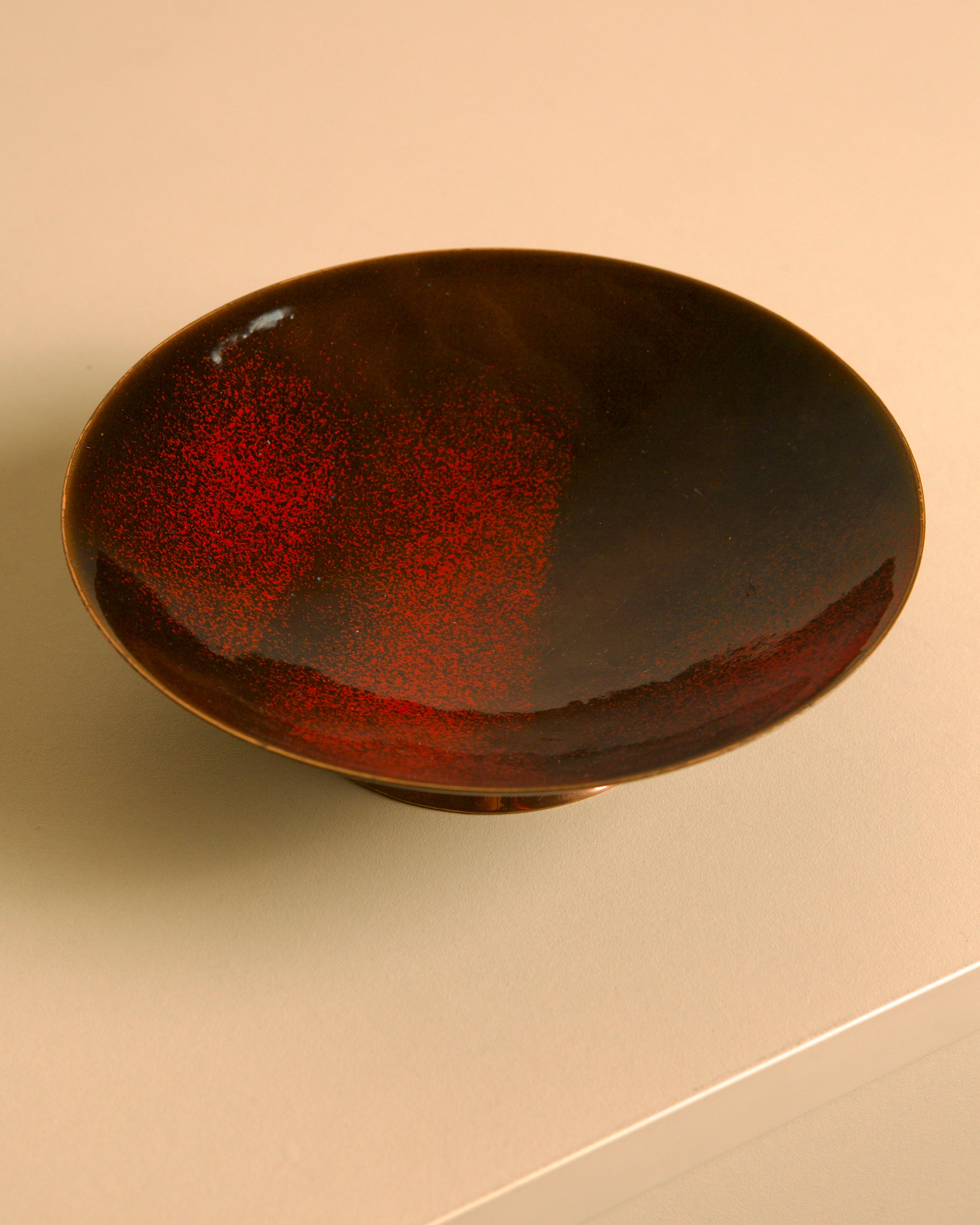 Circular Italian lacquered trinket tray with a copper base, 80s — side angle showing glossy red surface