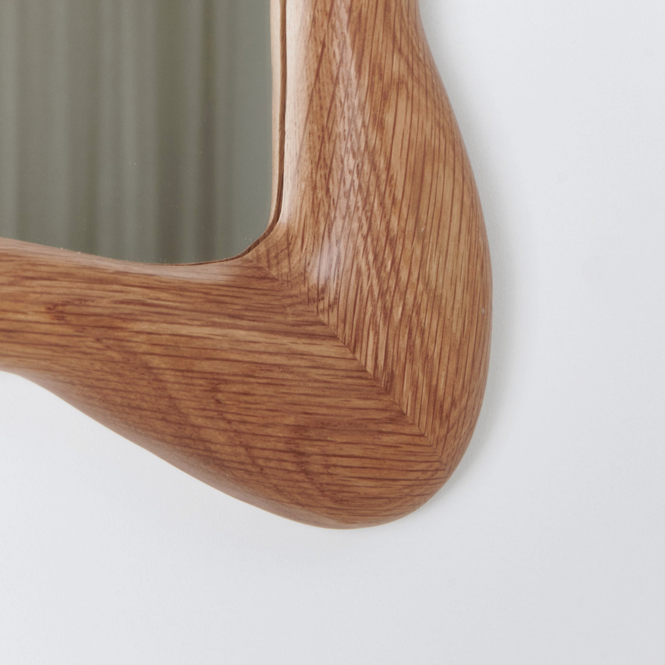 Minho Mirror Oak — close-up of oak frame detail
