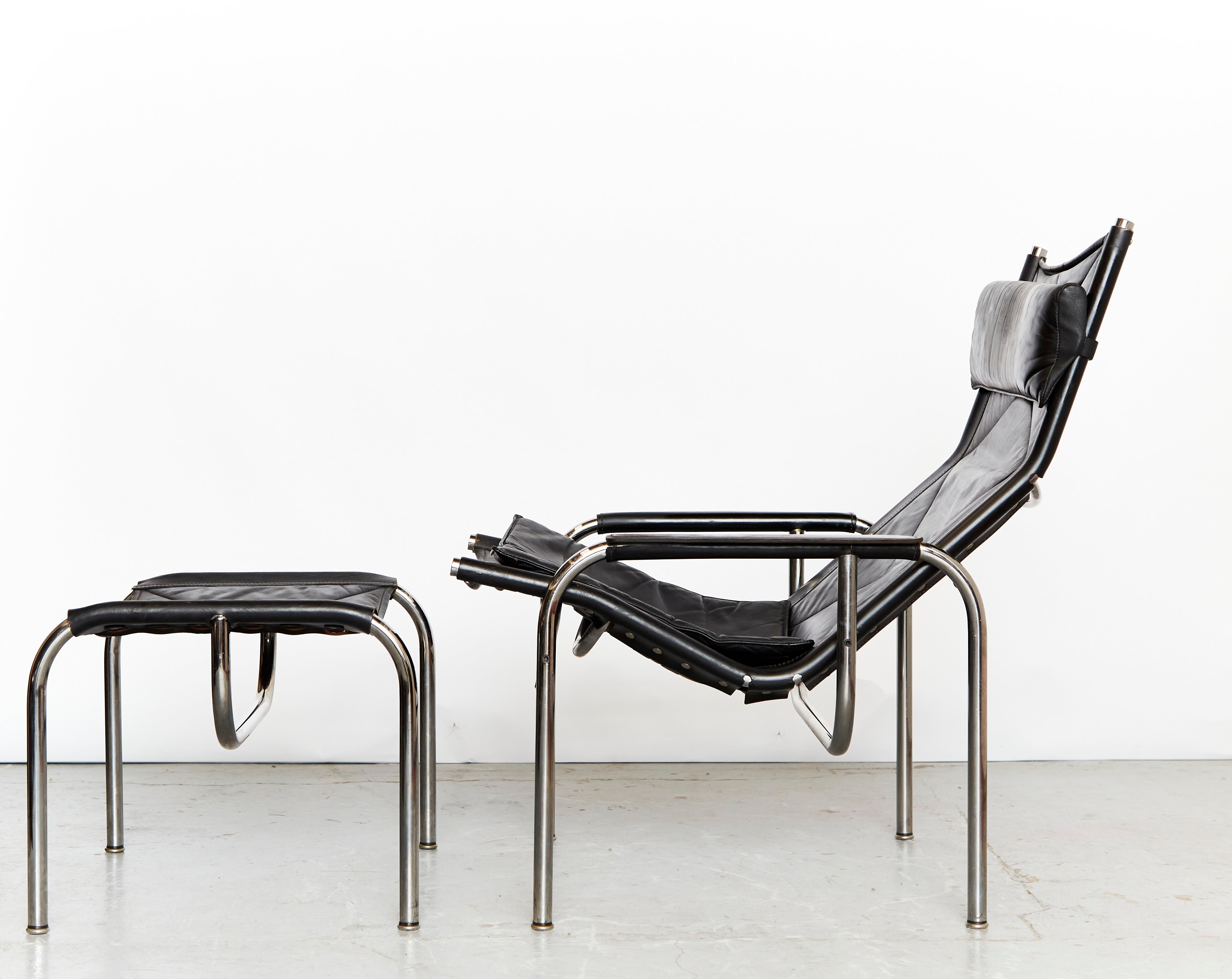 Hans Eichenberger Lounge Chair & Ottomane HE1106 for Strässle — side profile showing black leather and chrome frame