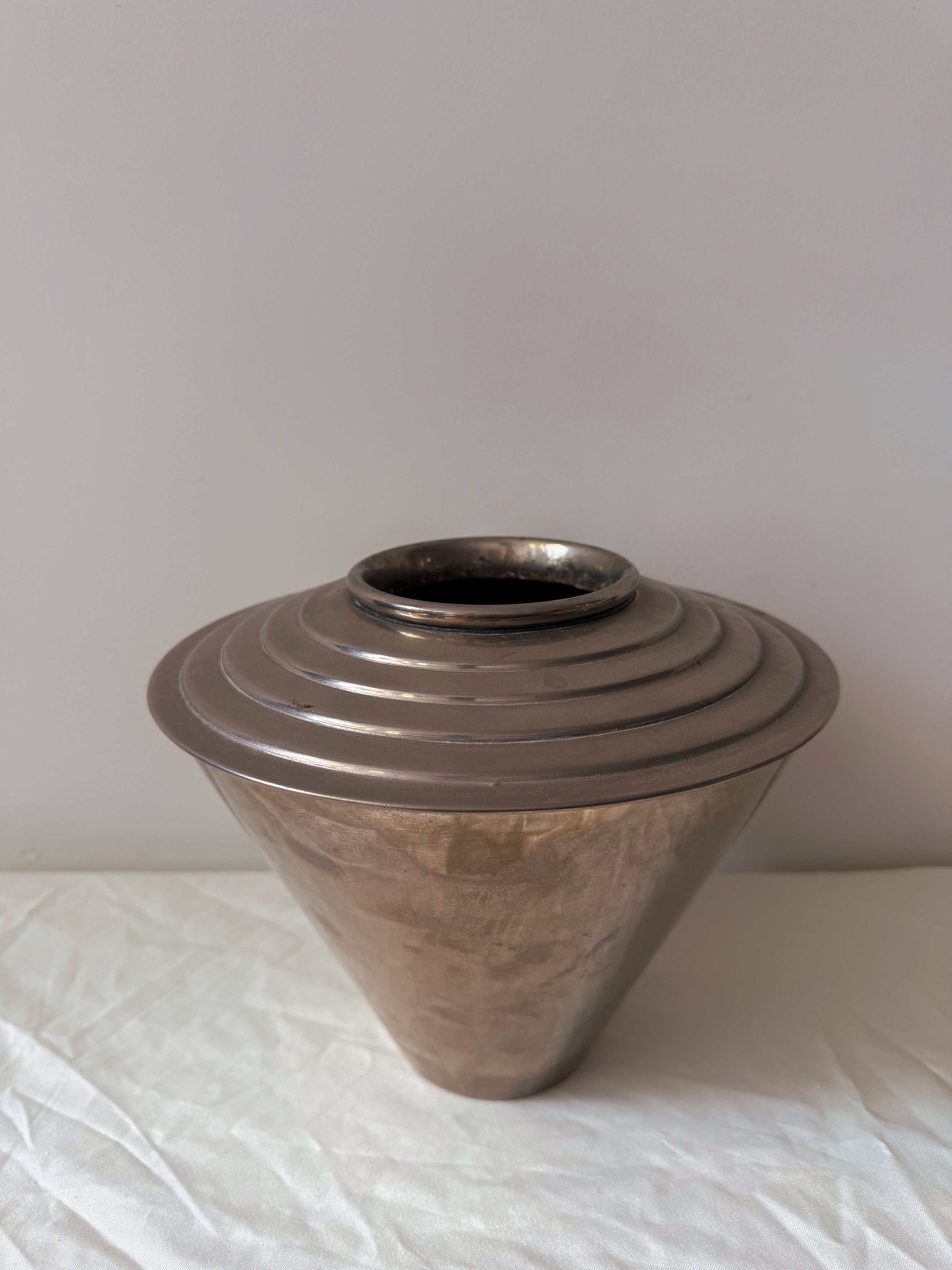 Art deco vase  — detail view