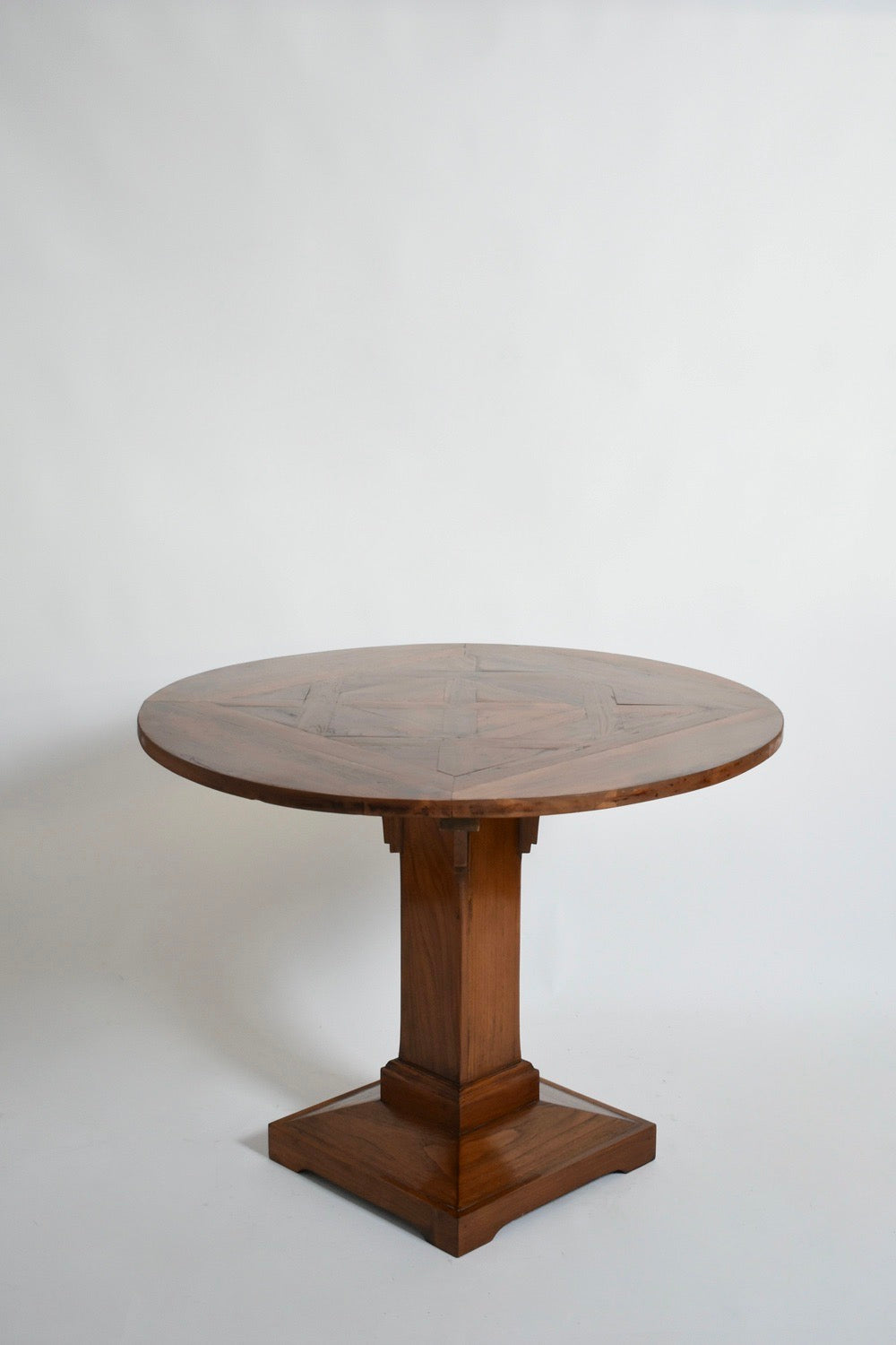 Round Amsterdam School Pedestal Table, 1920s — close-up of wooden tabletop grain