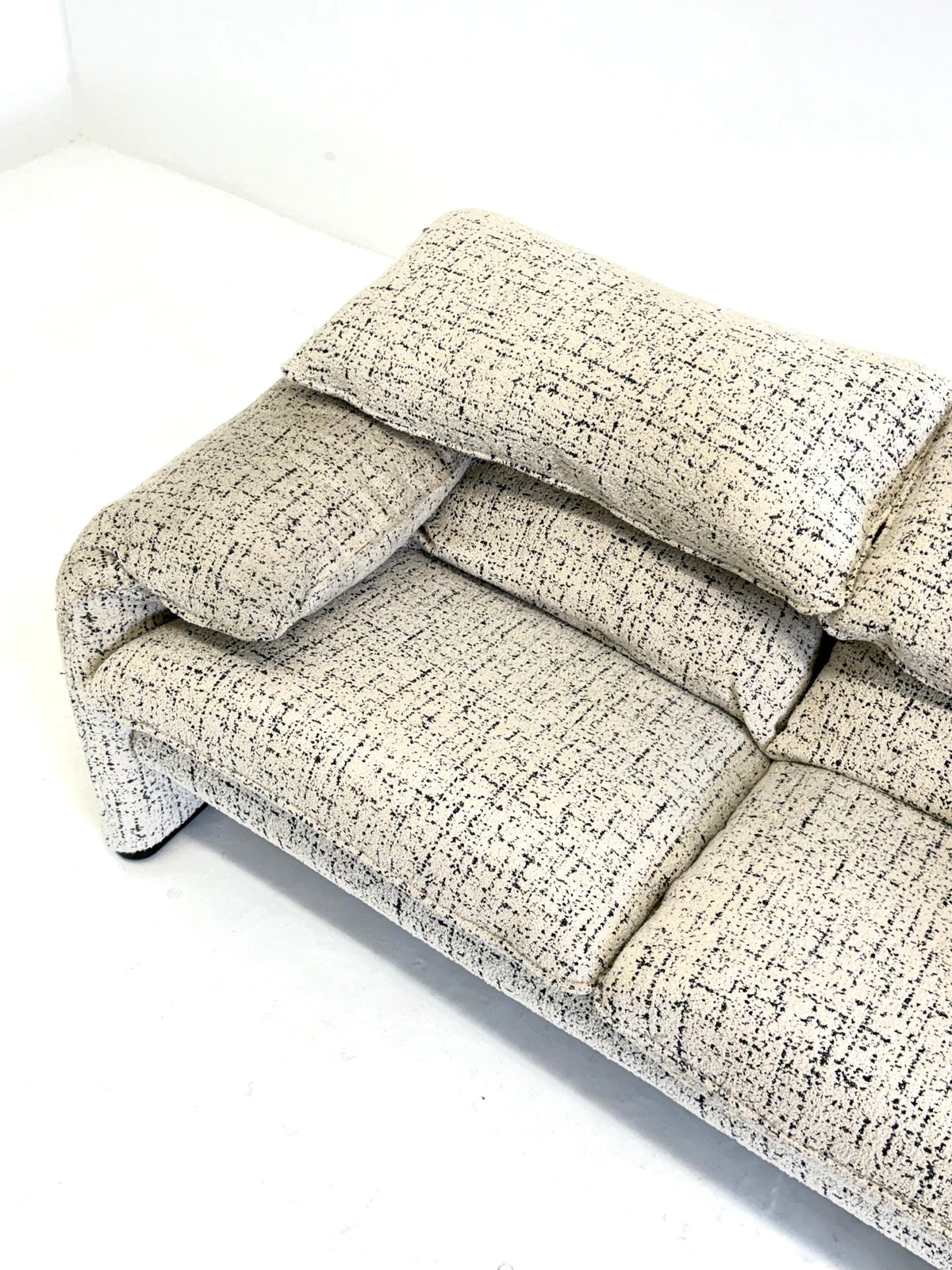 Cassina Maralunga 2-seater sofa by Vico Magistretti off-white with subtle pattern — view 9