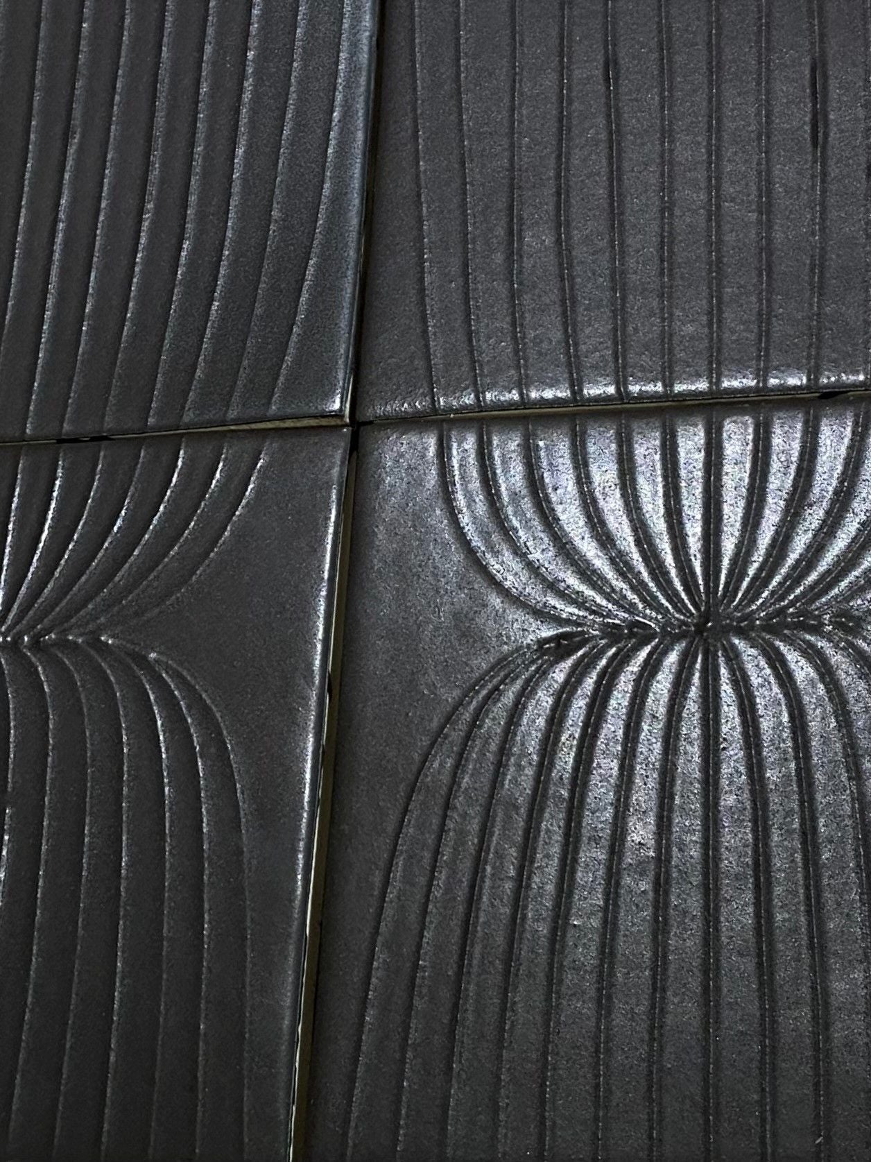 Close-up detail of EQUIS sculpture mirror's radiating linear pattern