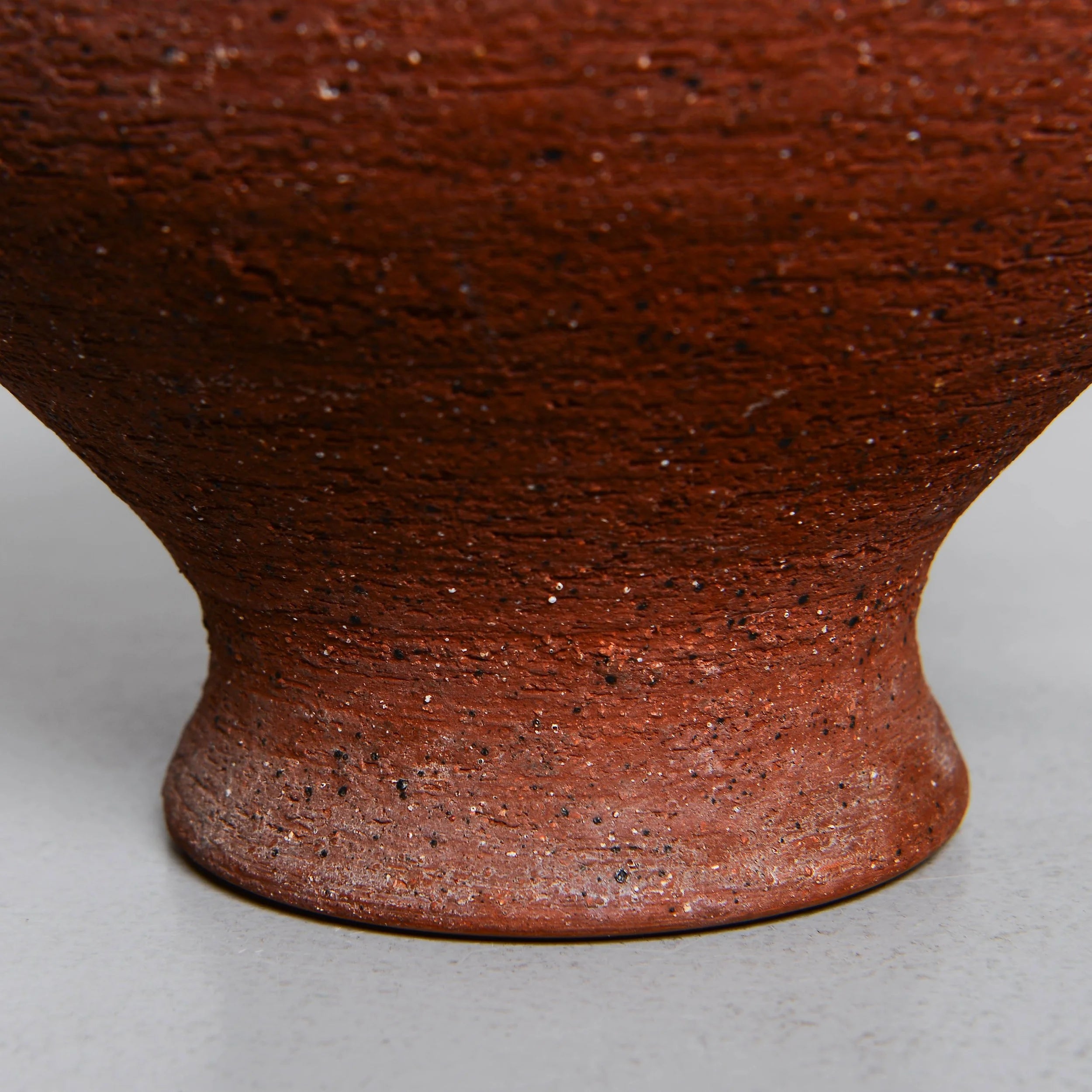 Large ceramic vase, by Thomas Hellström for Nittsjö (1960-1970) — in context