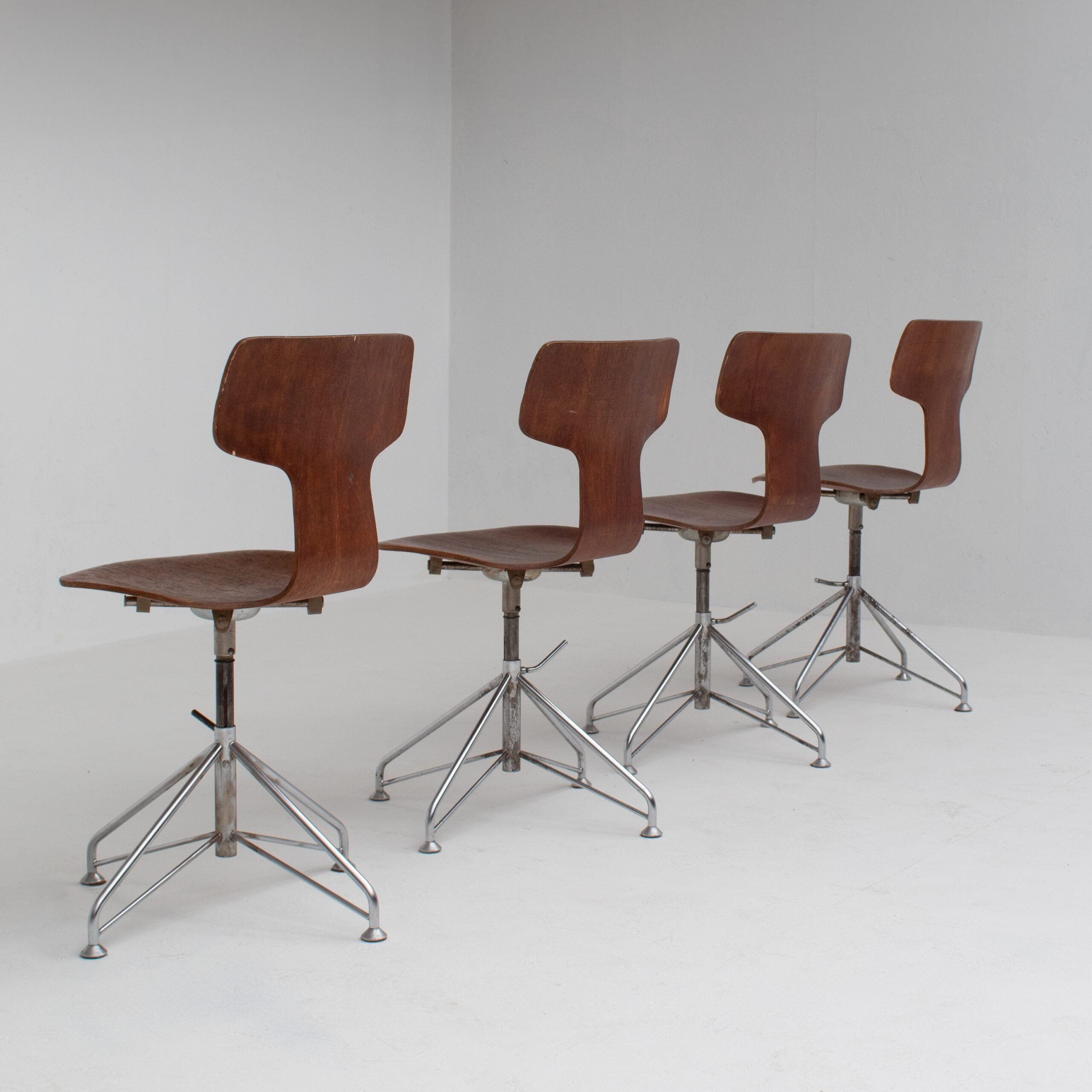 Set of 4 Arne Jacobsen Chairs — close-up