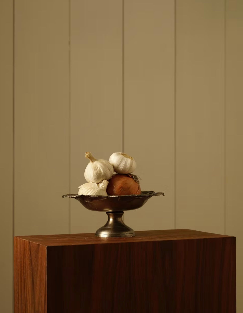 Pedestal Dish — side angle