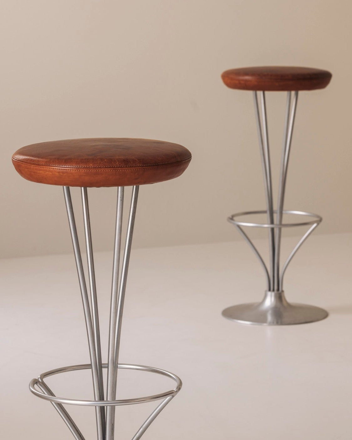 Set of Two Bar Stools in patinated leather by Piet Hein for Fritz Hansen, Denmark, 1960s — detail view