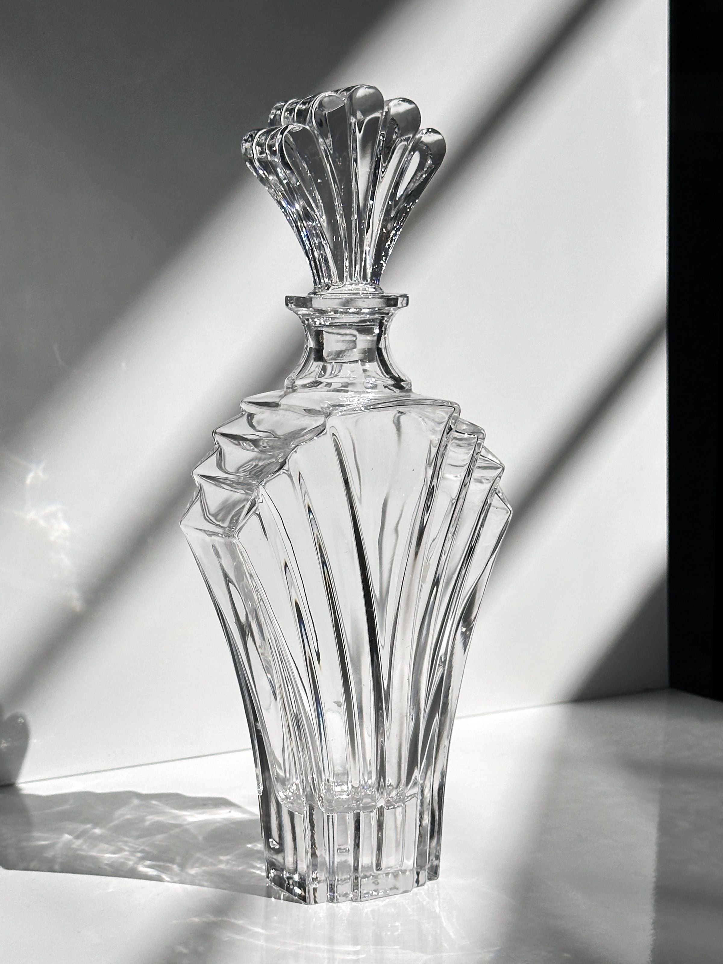 Italian crystal glass Art Deco decanter — close-up of fluted design