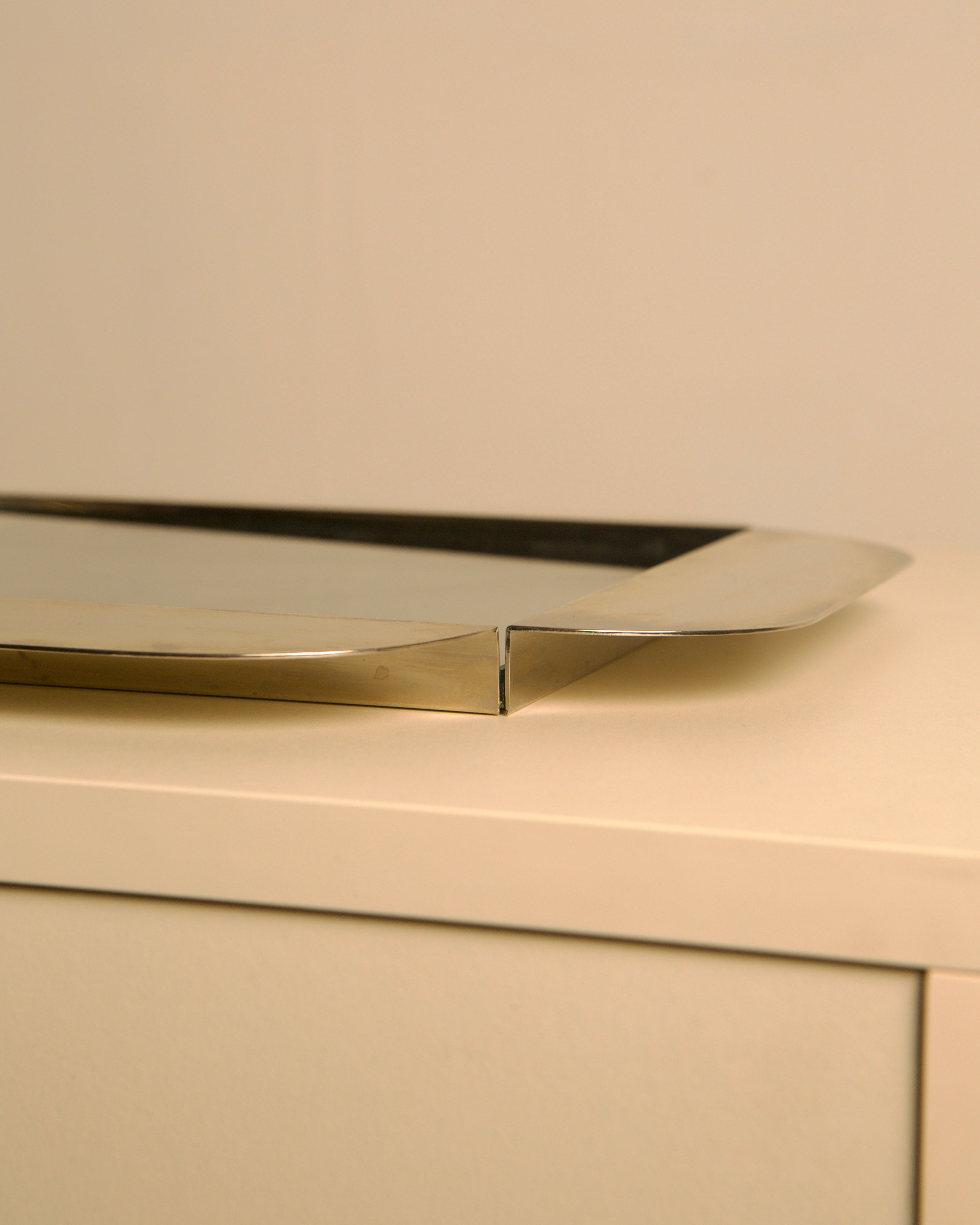 Large Italian Silver-plated Glass and Metal Tray by C&P Italia 70s — close-up of silver-plated edge detail