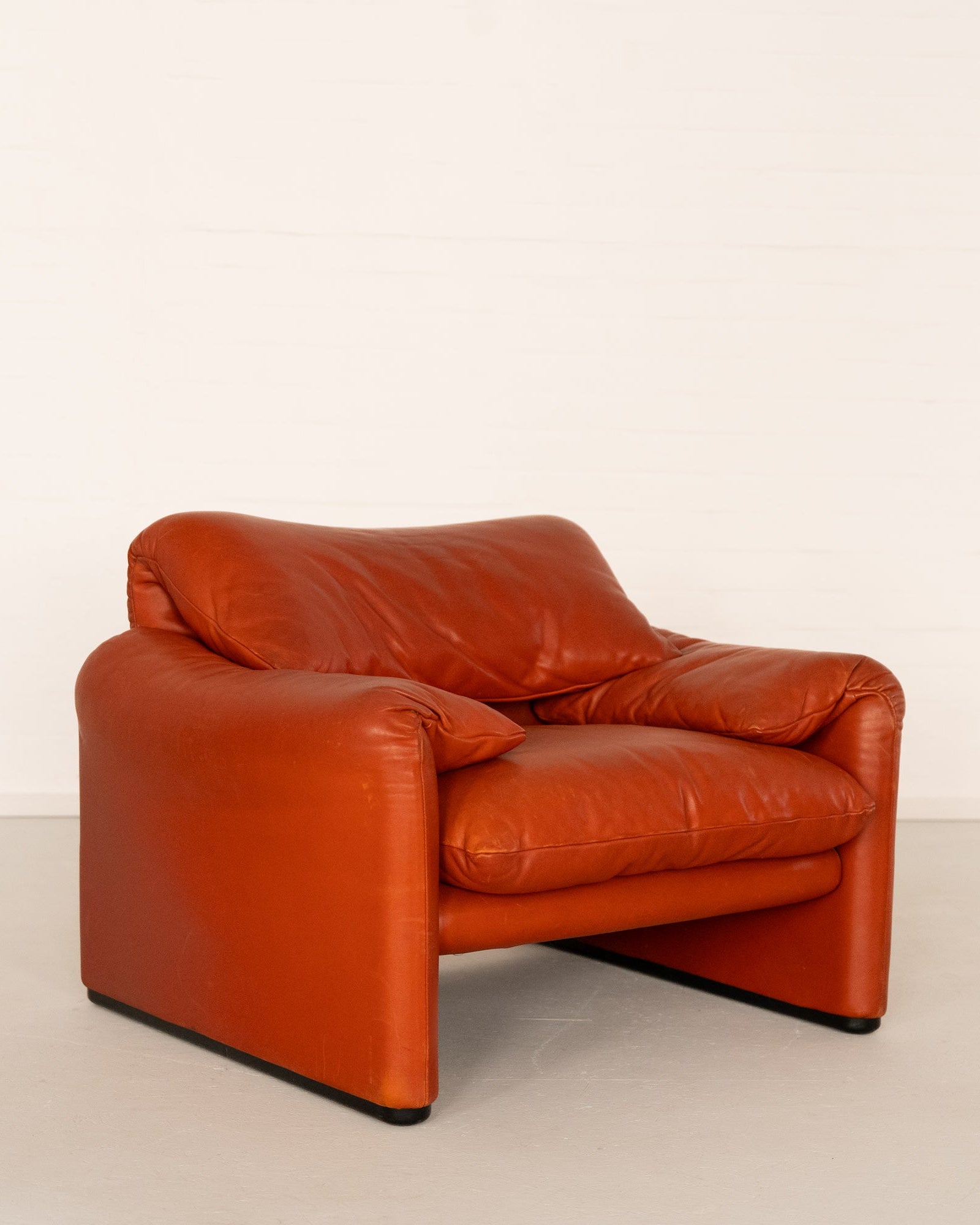 Maralunga Lounge Chair by Vico Magistretti for Cassina — close-up of orange leather upholstery