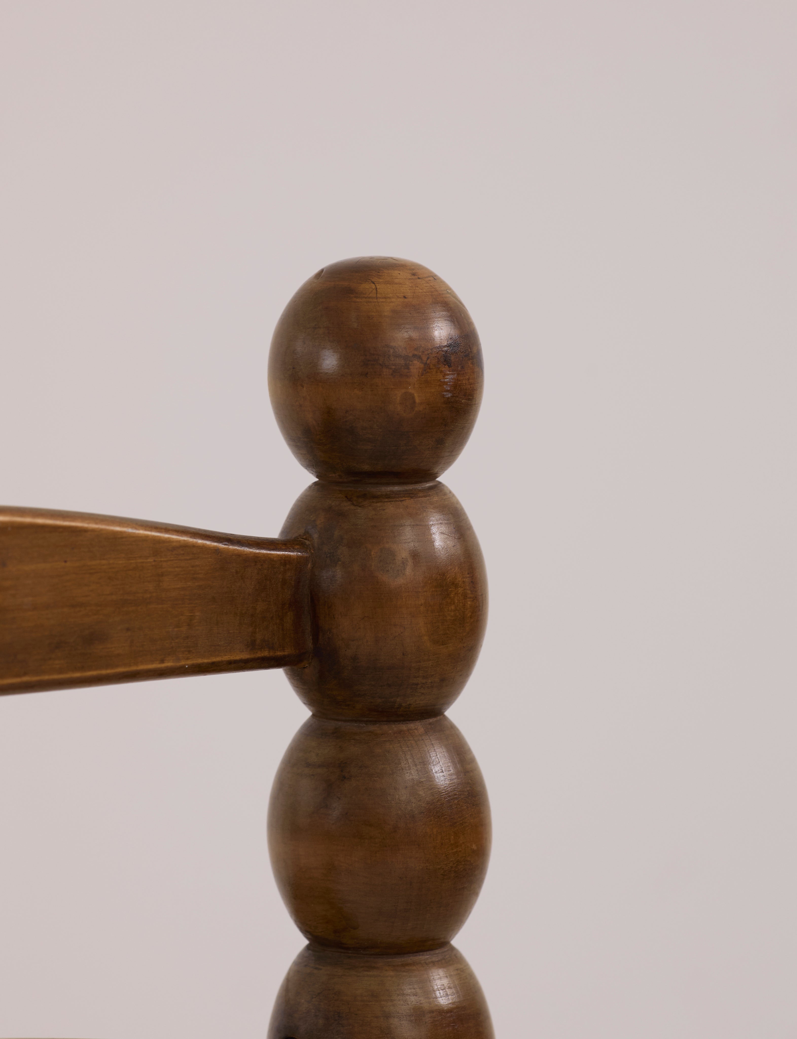 Chaise basse en bois de chêne français et paille vers 1940