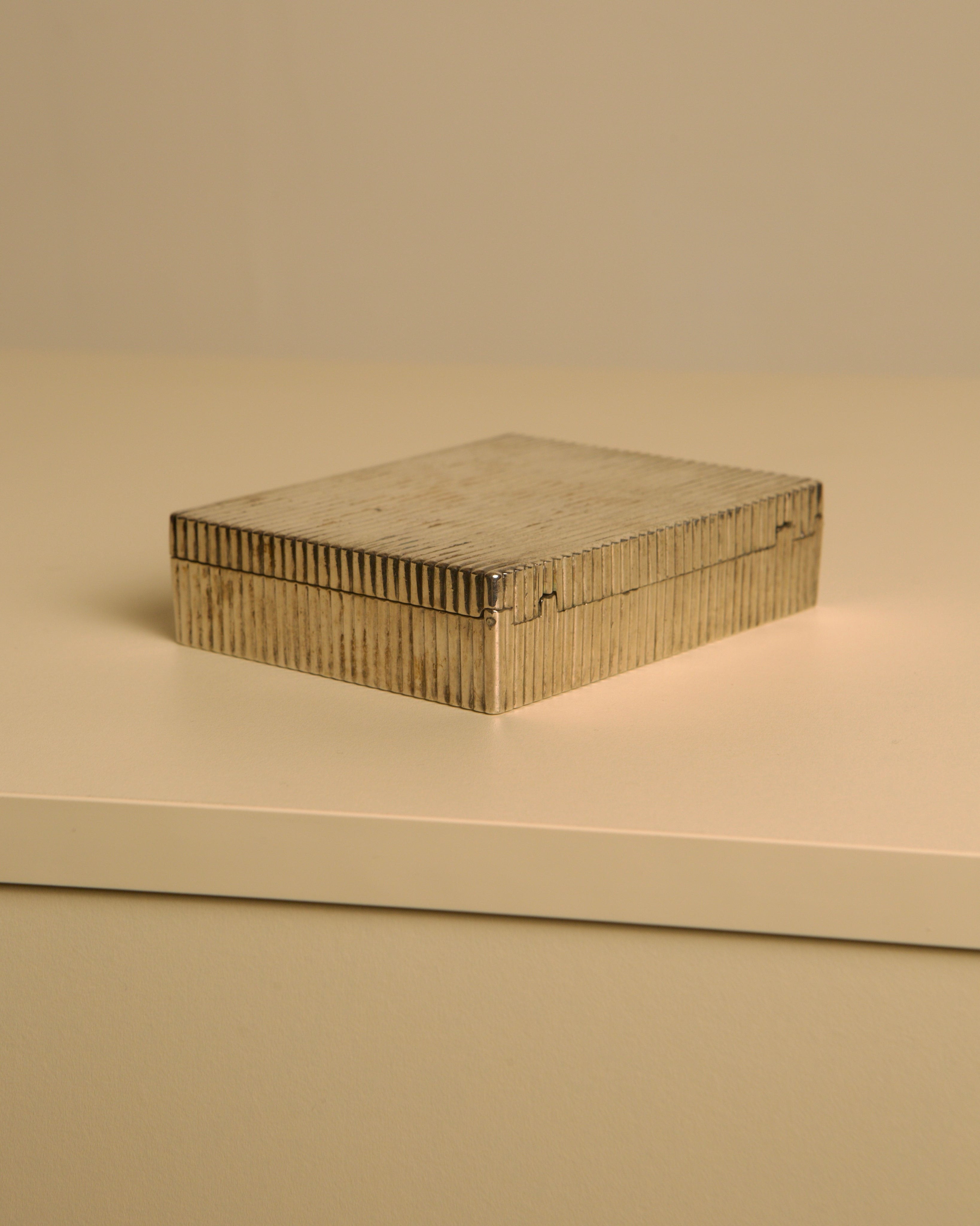 Boîte en métal italienne avec intérieur en bois des années 60