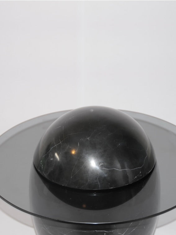 Uovo' Side Table — close-up of black marble dome detail