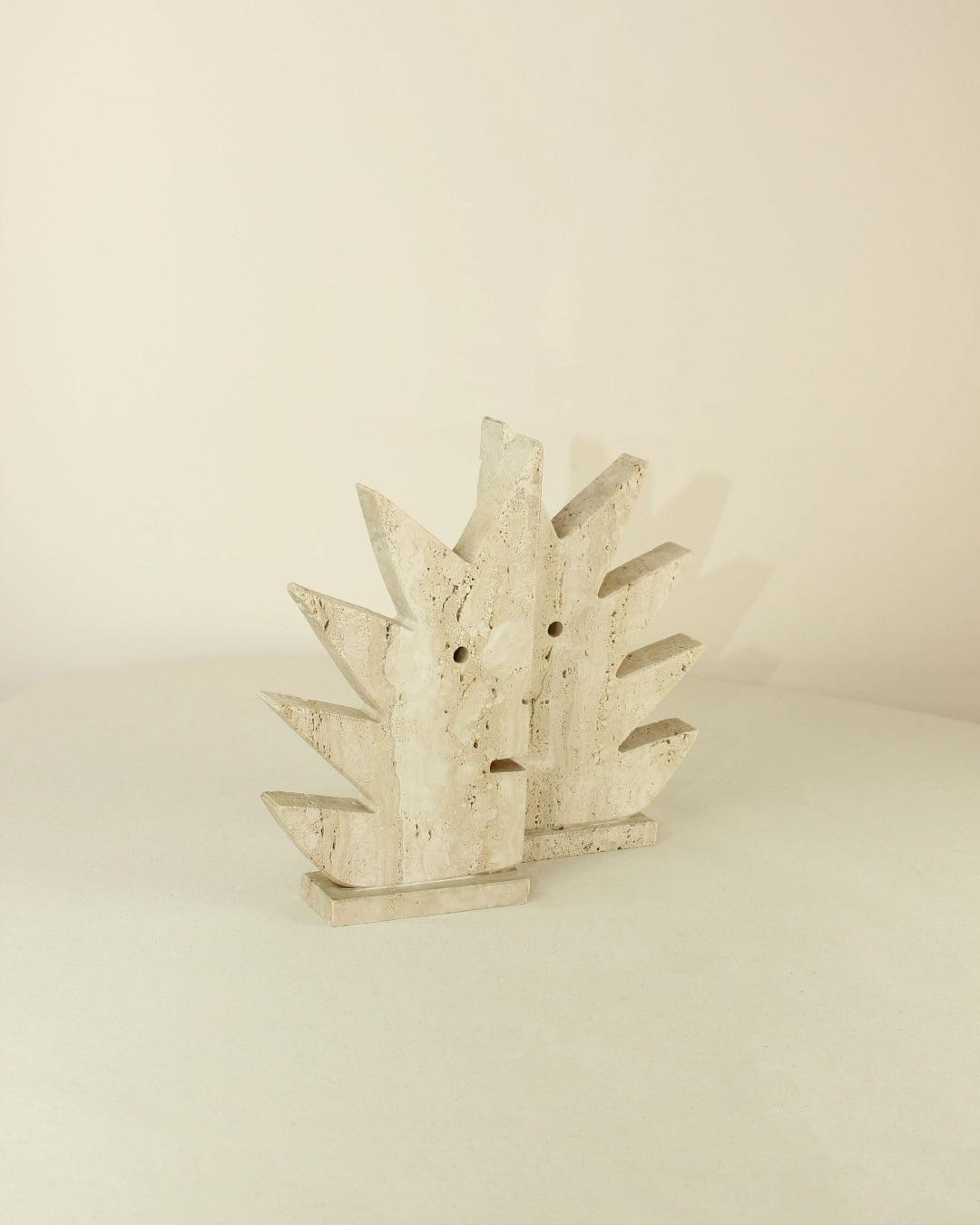 Sujeta libros Marmol Travertino — top view of textured travertine bookends