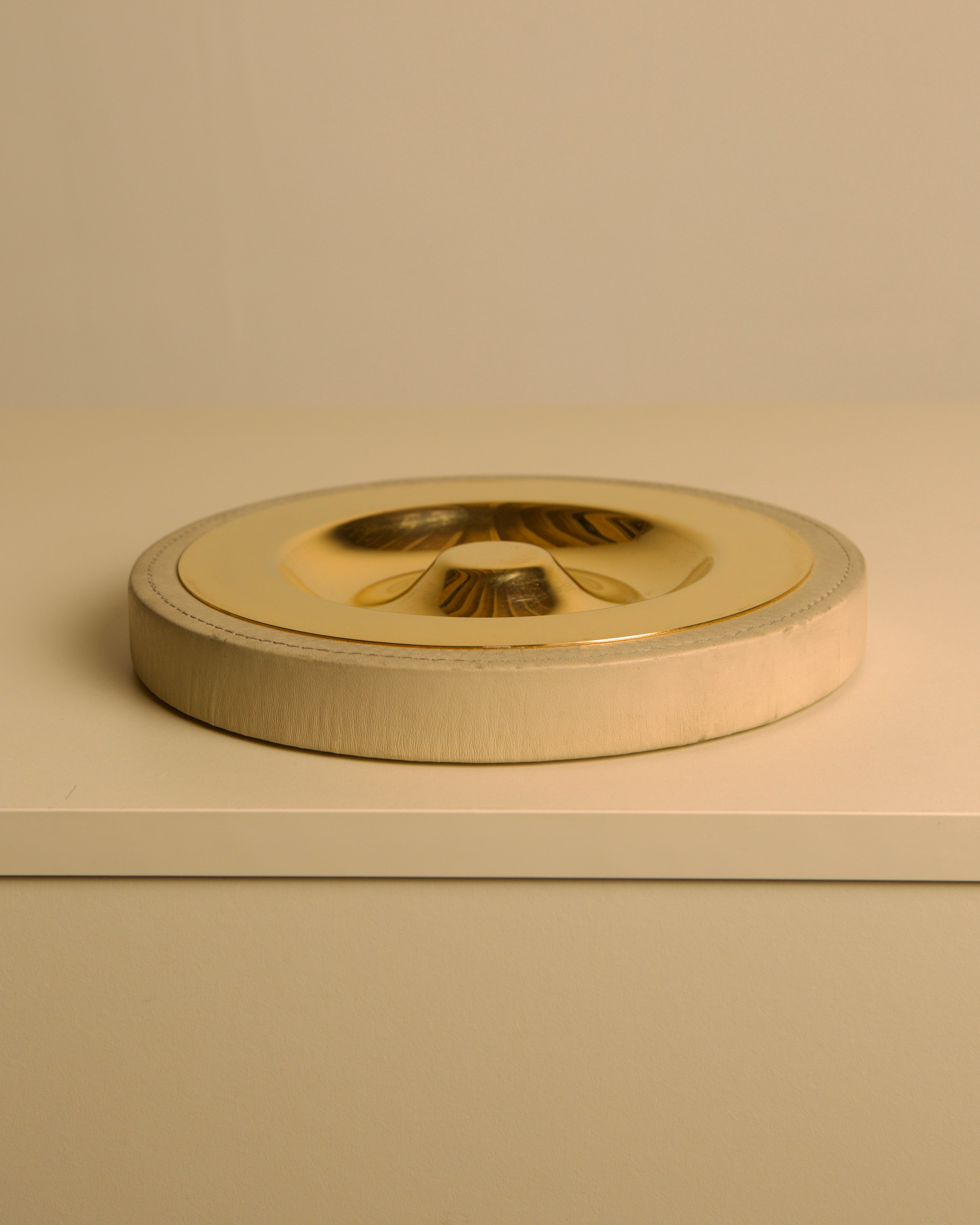 Italian Brass and Cream Leather Vide-poches, 70s — close-up of brass and leather details
