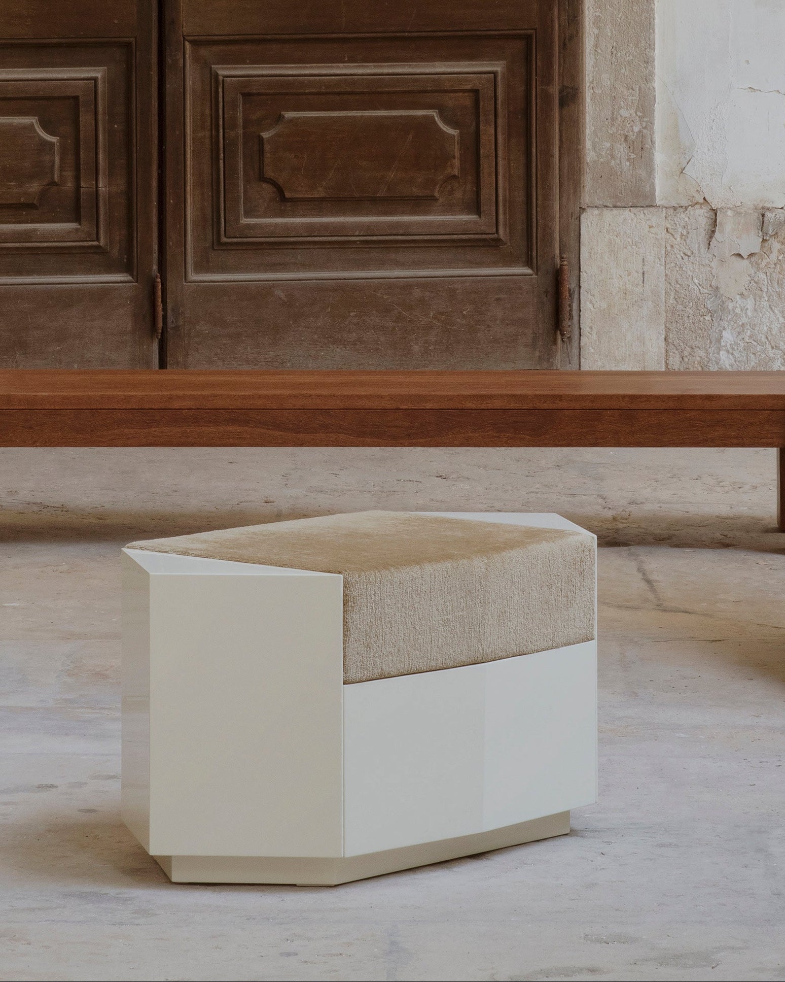Ame I  Lacquer Ottoman — close-up