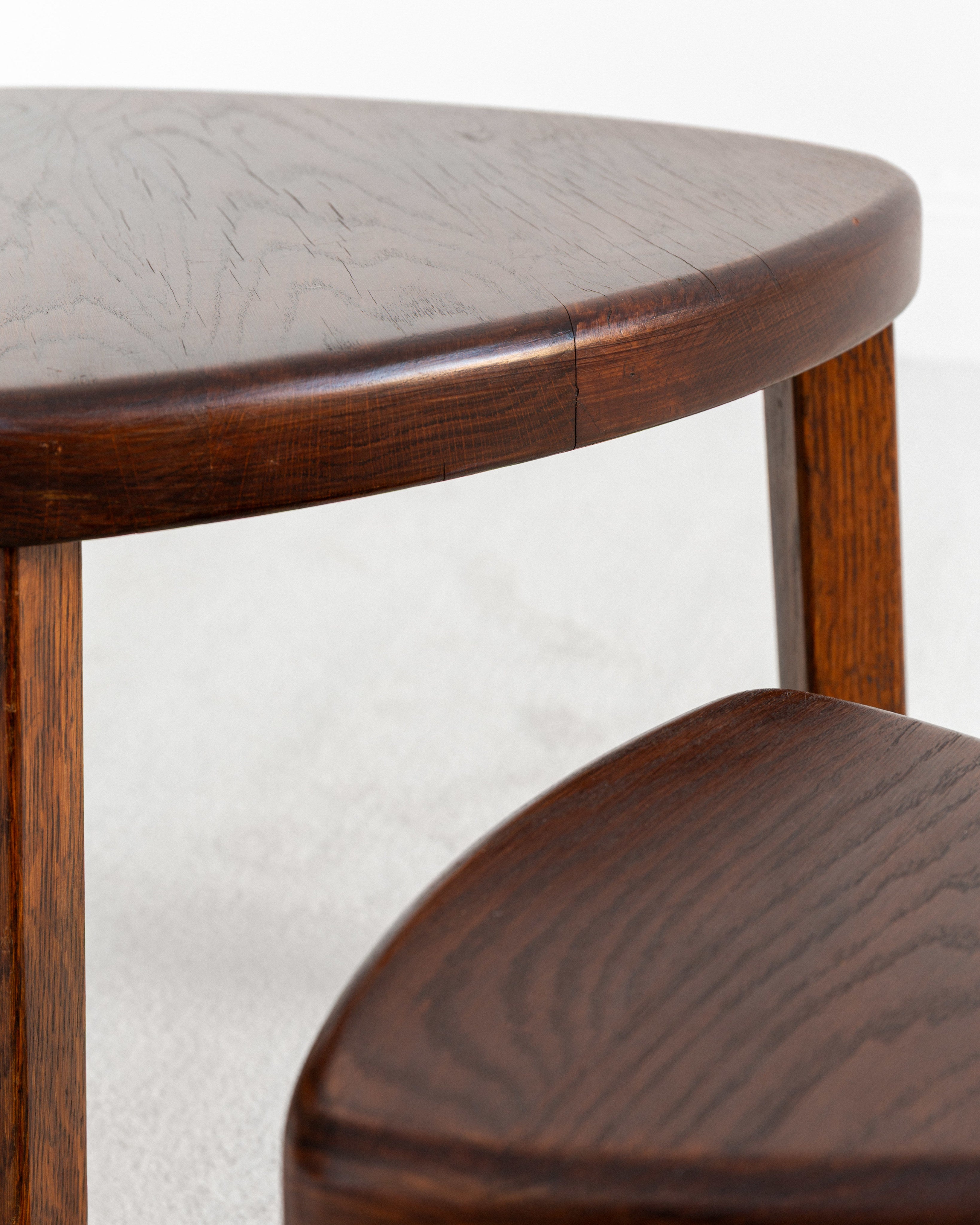Set of Three Oak Brutalist Nesting Tables, Netherlands, 1970s — close-up of oak surface and legs