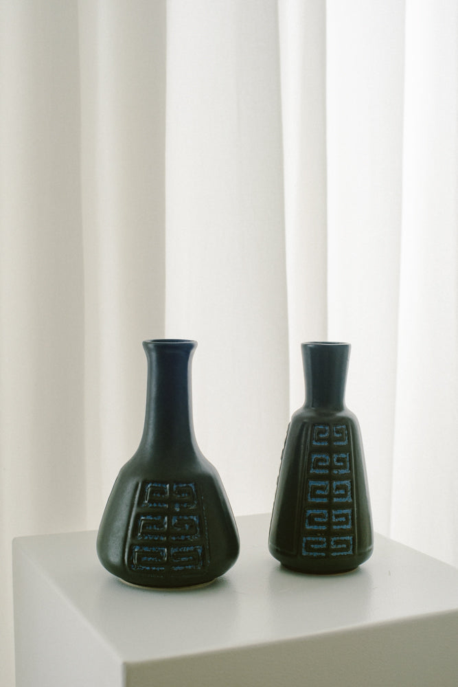 Danish Frank Keramic Bud Vase — close-up of dark ceramic texture
