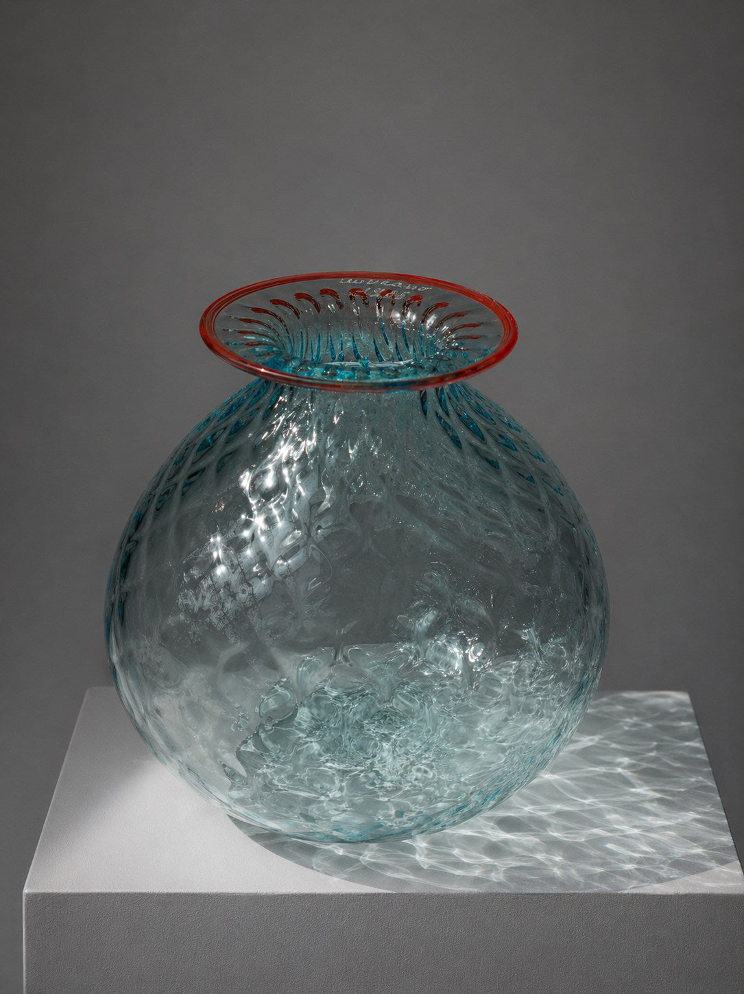 Murano Balloton Glass Vase with Tomato-Red Rim - Venice - 1985 — detail view