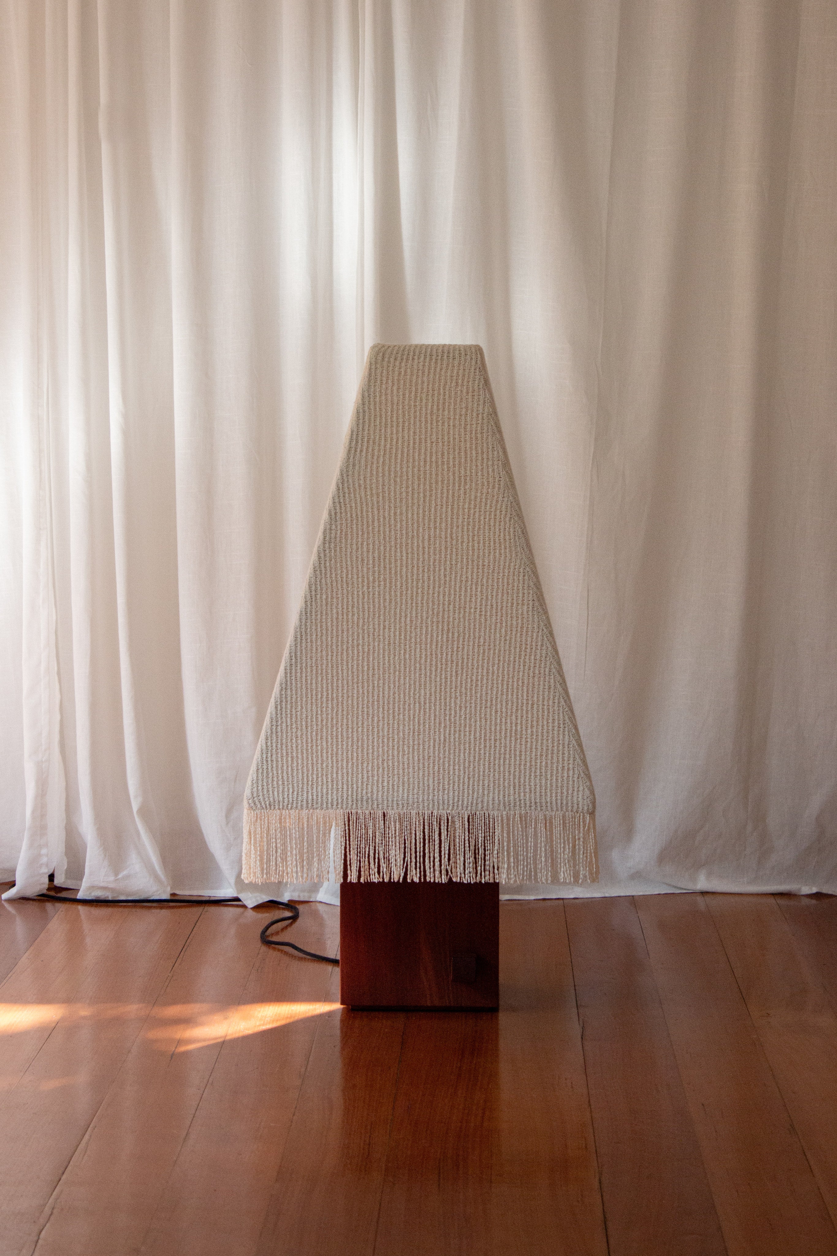 Lampe de sol 'Kukeri' x '2am Close'