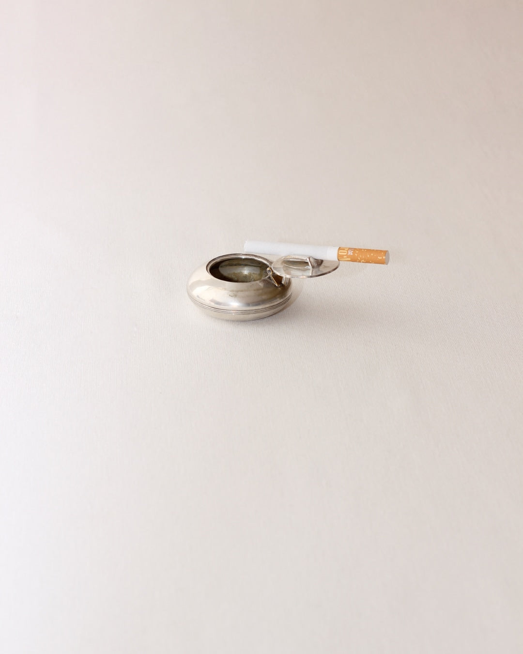 Mini Ashtray Apace Age — lifestyle setting