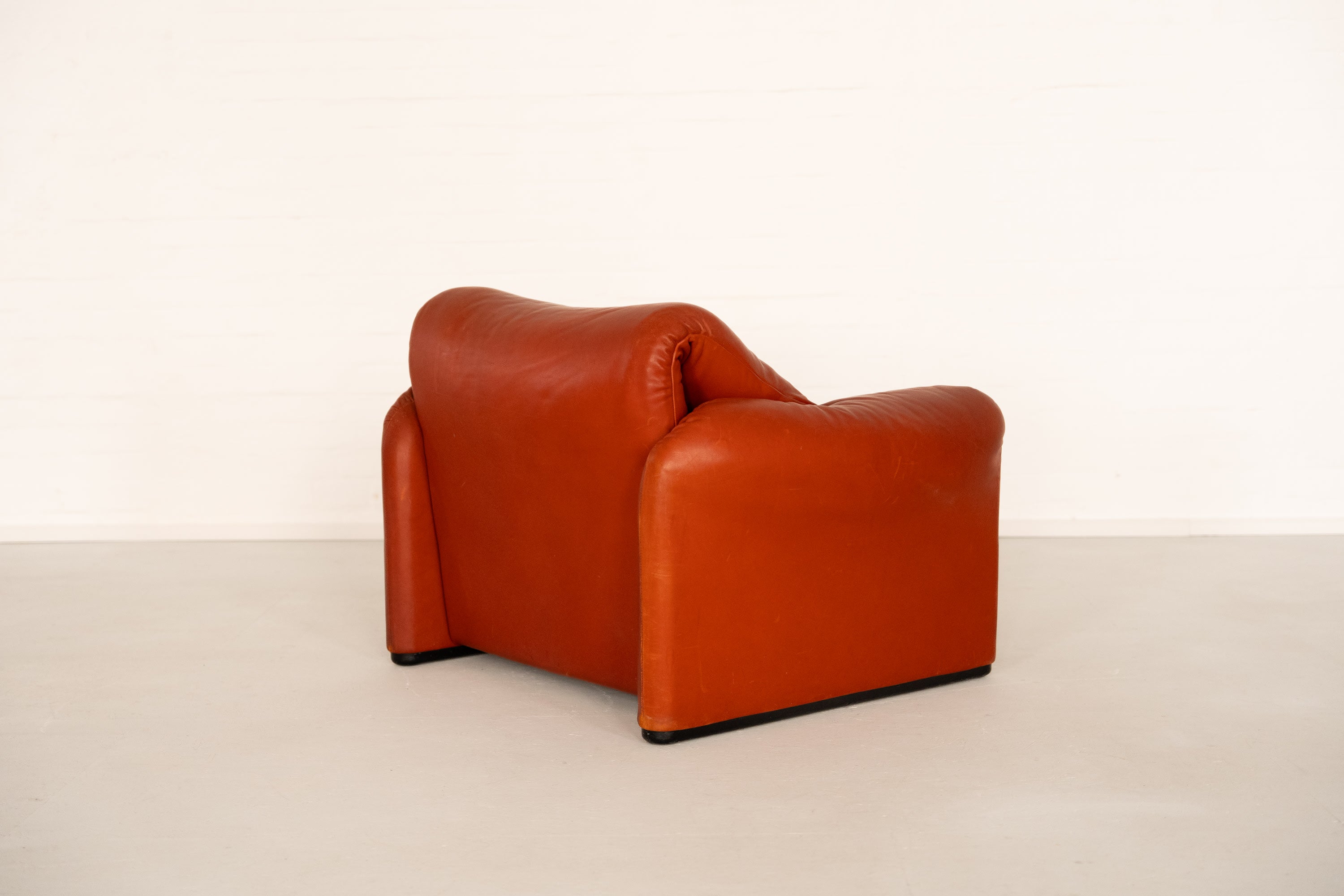 Maralunga Lounge Chair by Vico Magistretti for Cassina — back view of orange leather upholstery